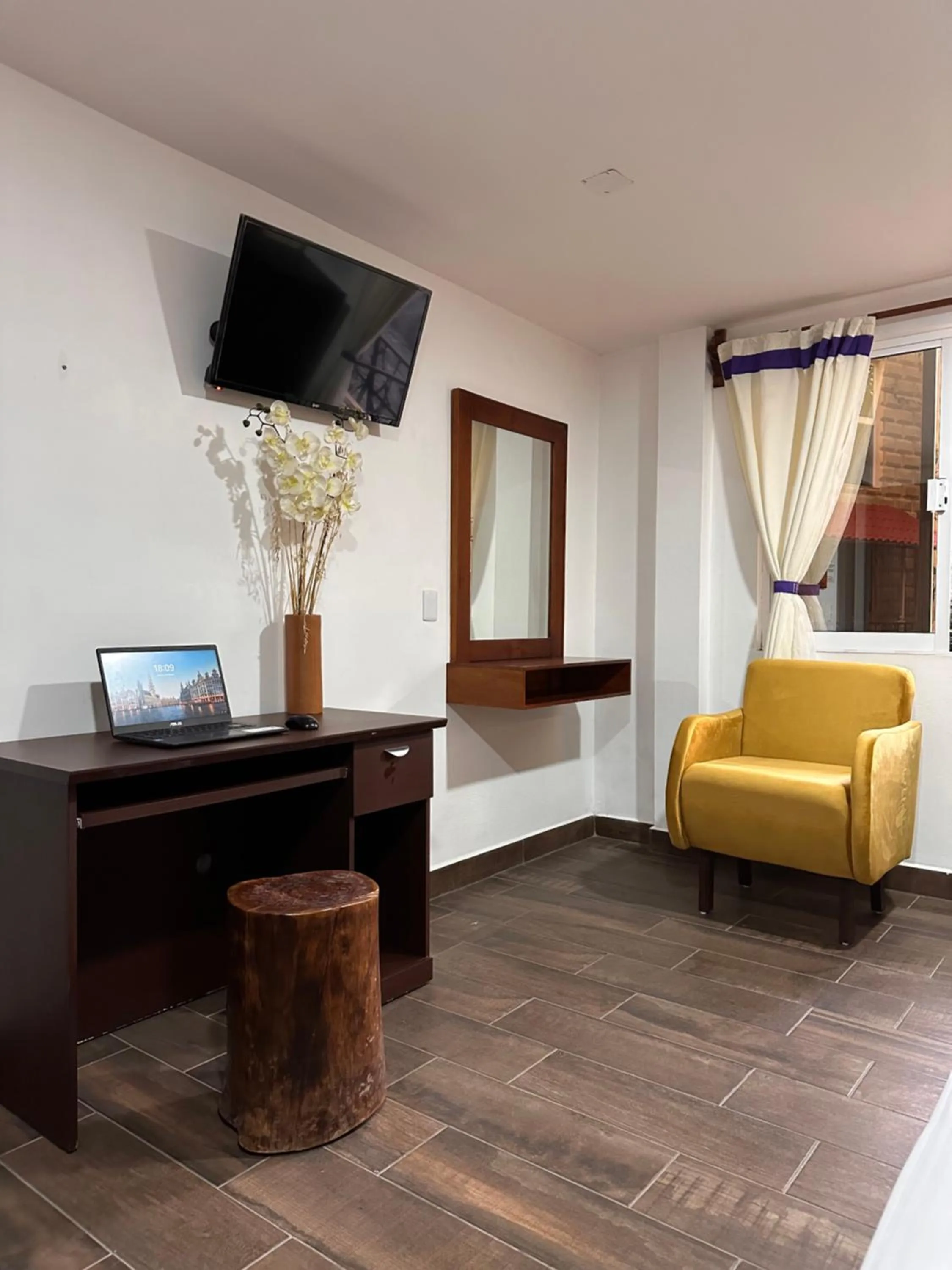 Hotel & Suites Cerro Roj0