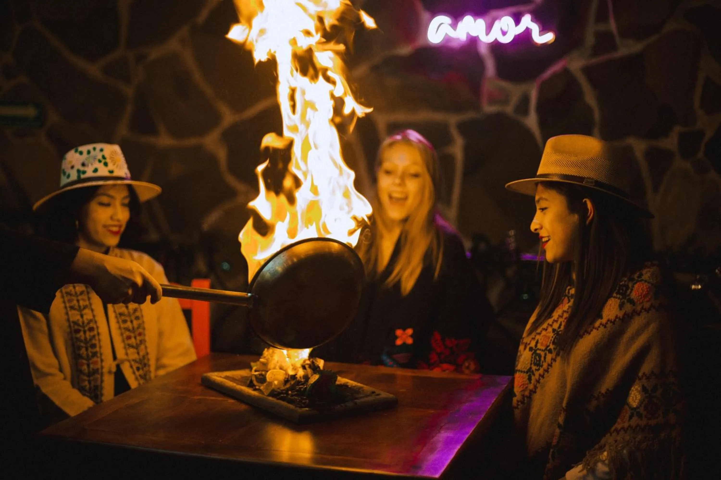 People in Hotel & Suites Cerro Roj0