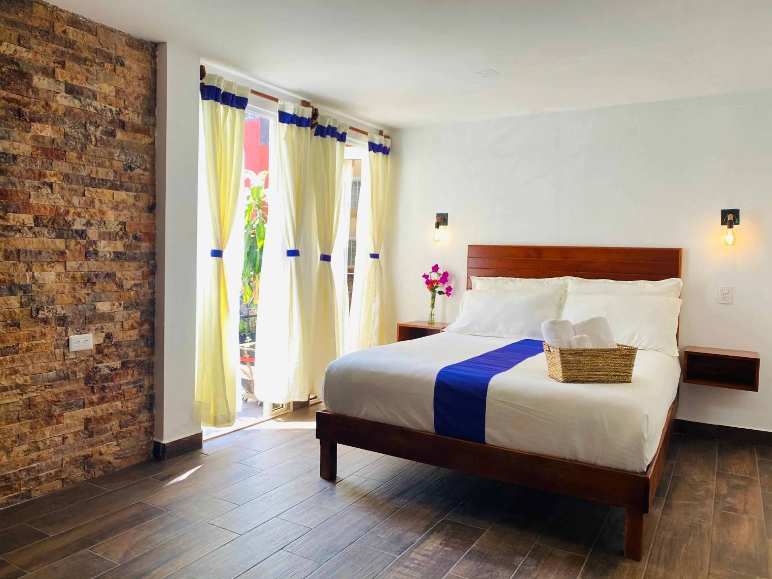 Balcony/Terrace, Bed in Hotel & Suites Cerro Roj0