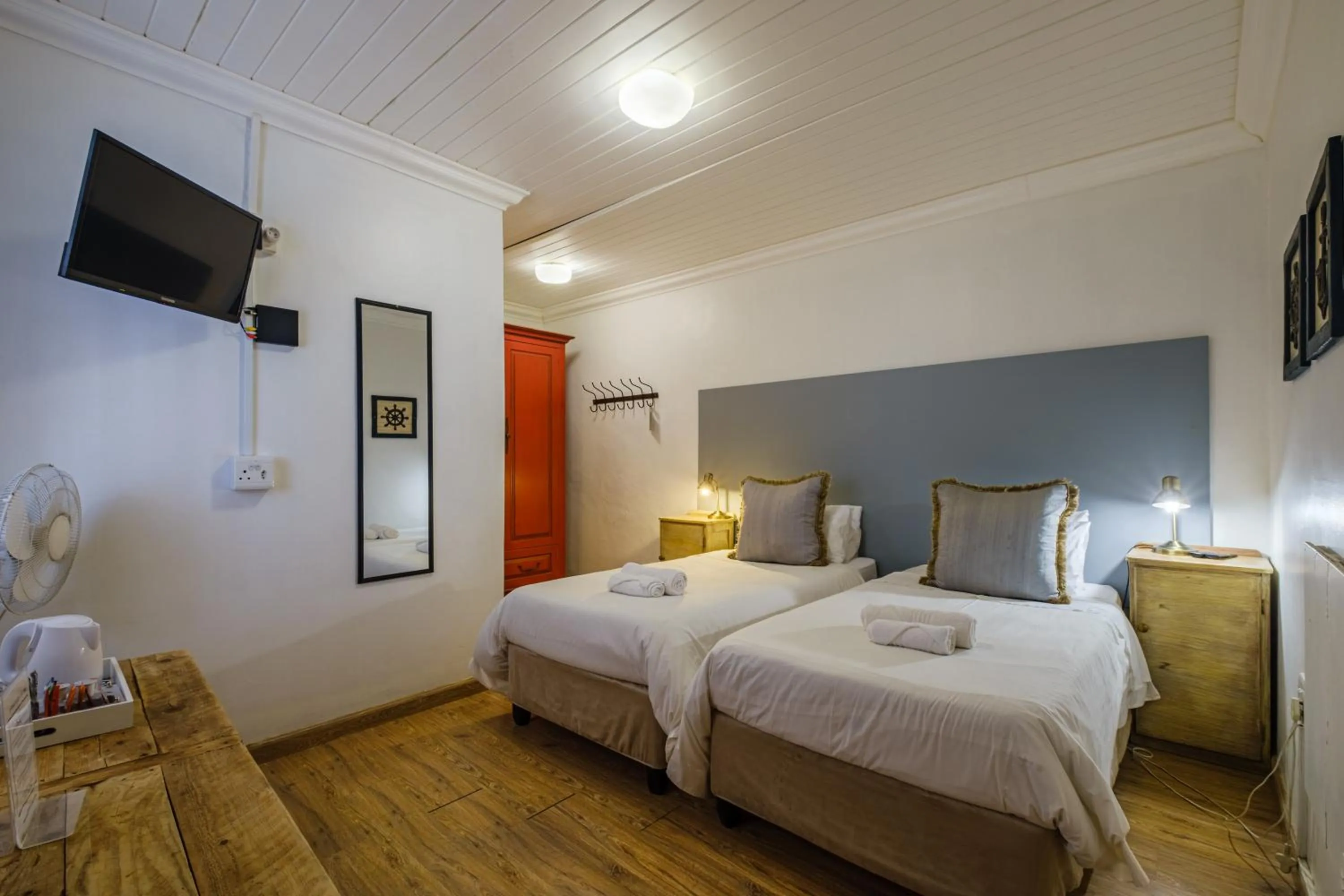 Photo of the whole room, Bed in Paternoster Hotel
