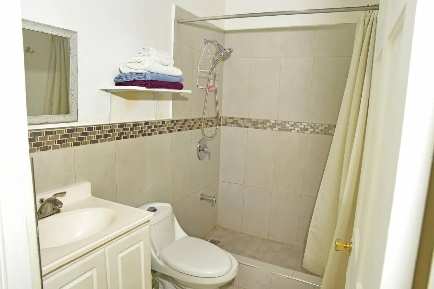 Shower in Seacastles by the beach/pool