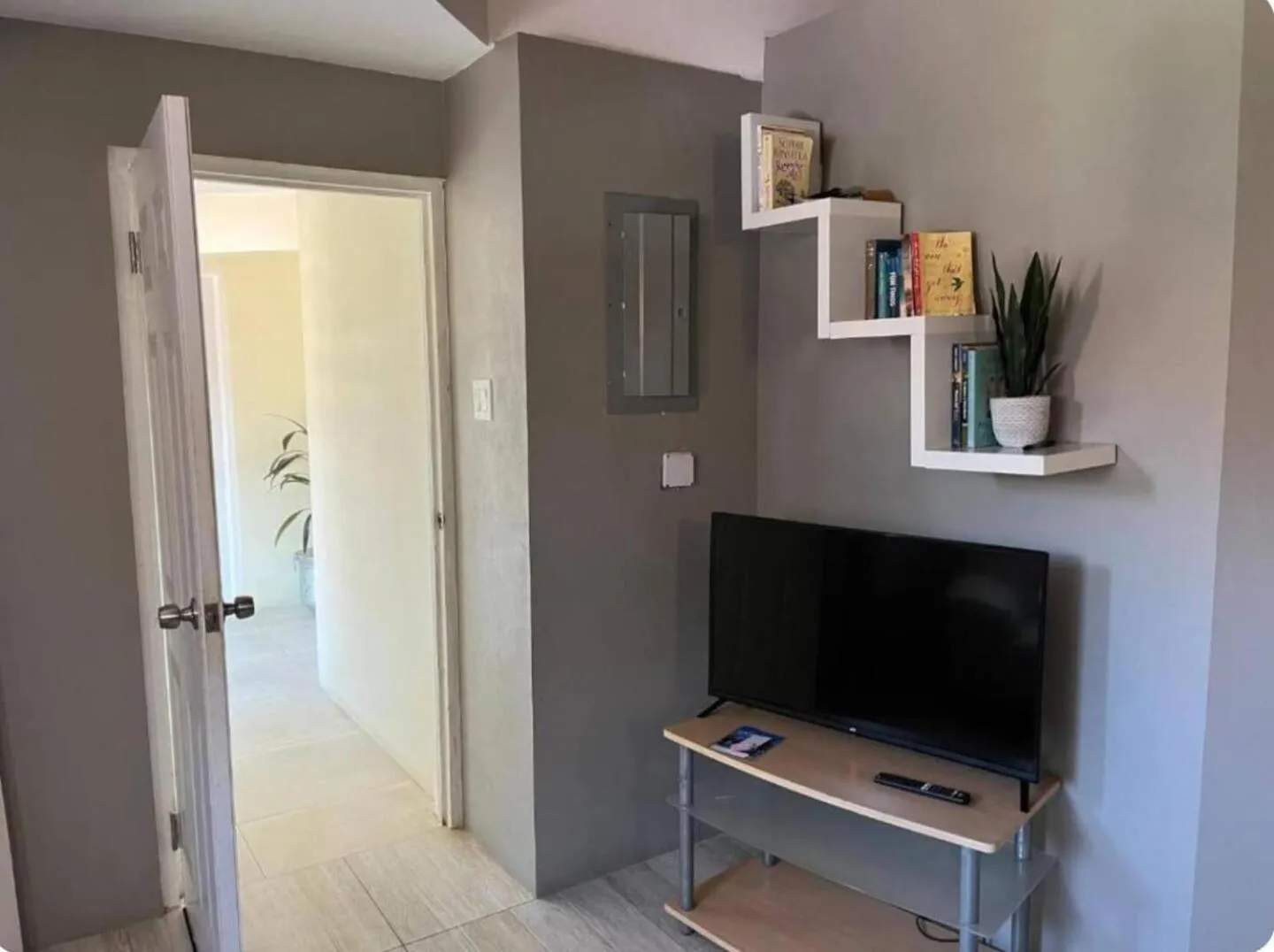 TV and multimedia in Seacastles by the beach/pool