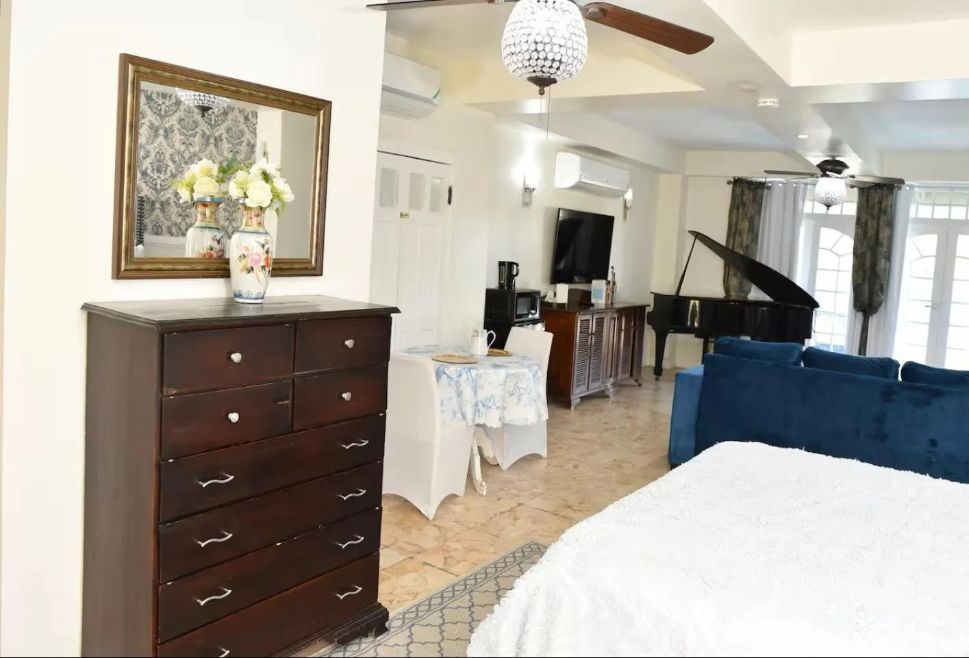 Photo of the whole room, Bed in Seacastles by the beach/pool