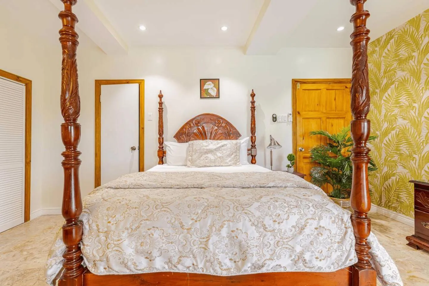 Bed in Seacastles by the beach/pool