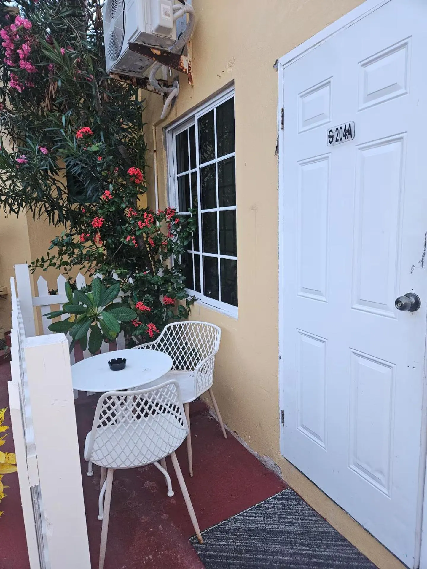 Facade/entrance in Seacastles by the beach/pool