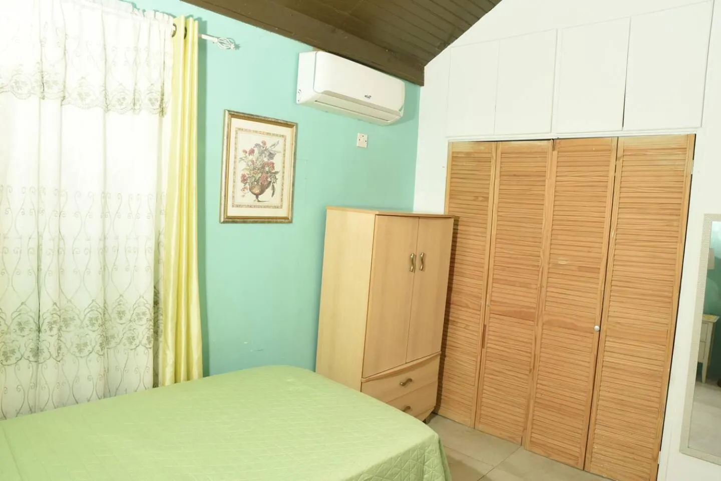 Bed in Seacastles by the beach/pool