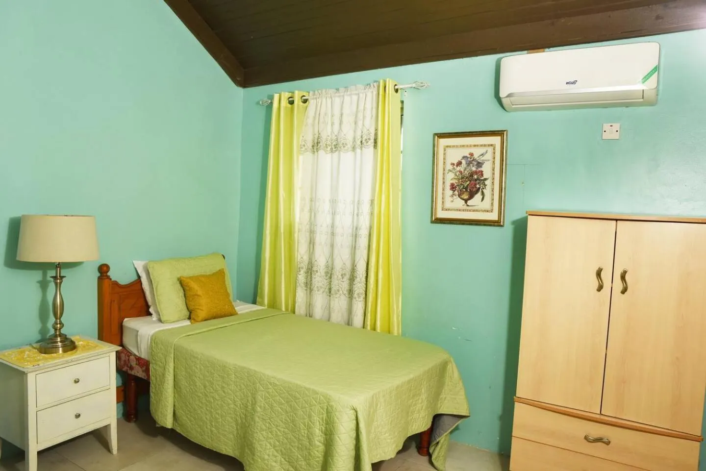 Bed in Seacastles by the beach/pool