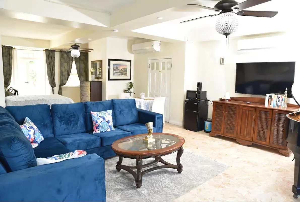 TV and multimedia in Seacastles by the beach/pool