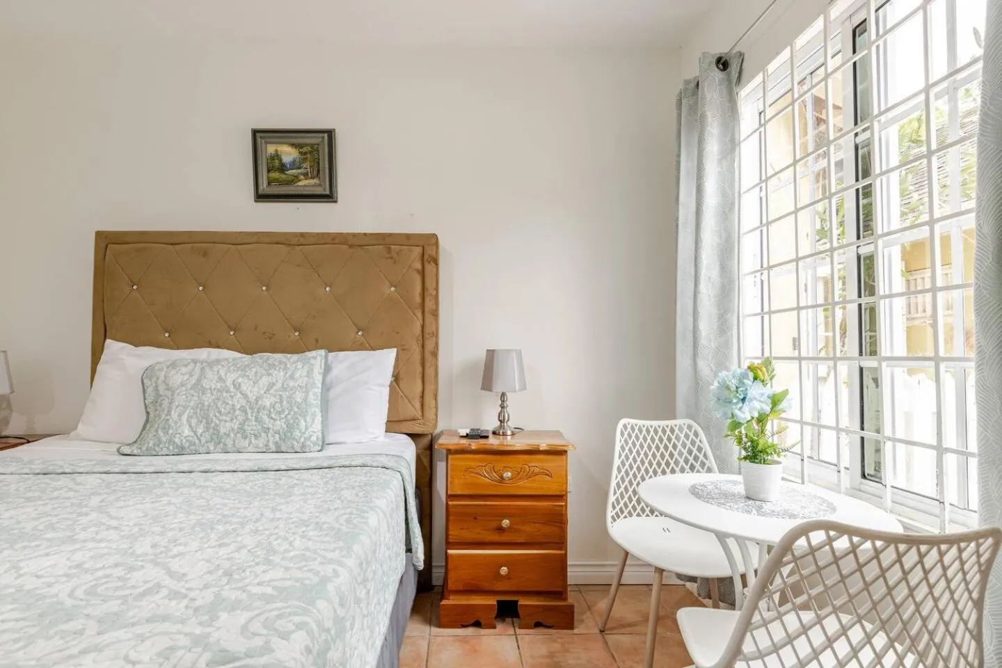 Dining area, Bed in Seacastles by the beach/pool