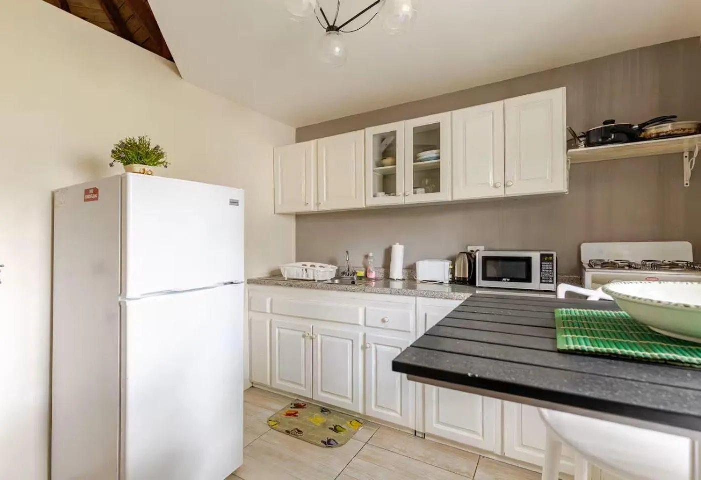 Kitchen or kitchenette in Seacastles by the beach/pool