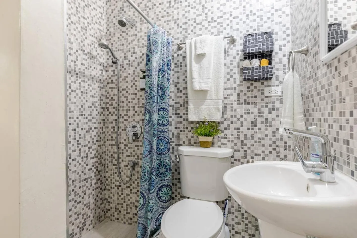 Shower in Seacastles by the beach/pool