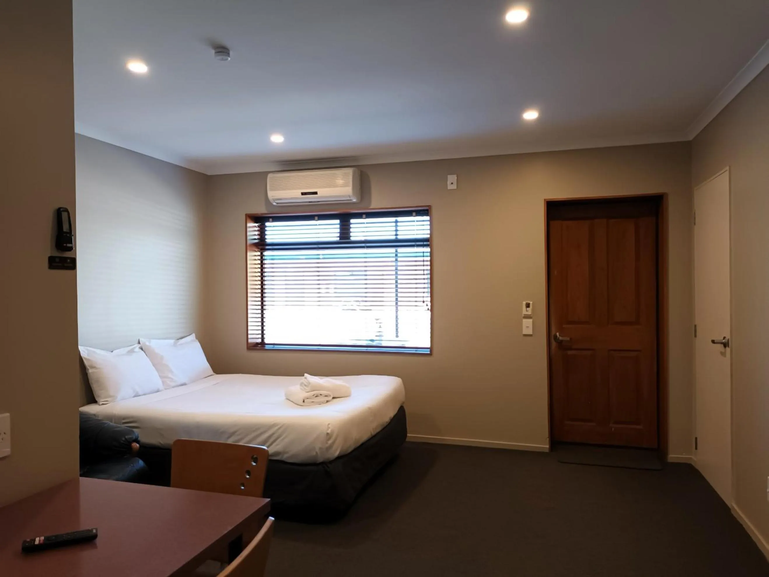 Living room, Bed in Tongariro Junction Accommodation