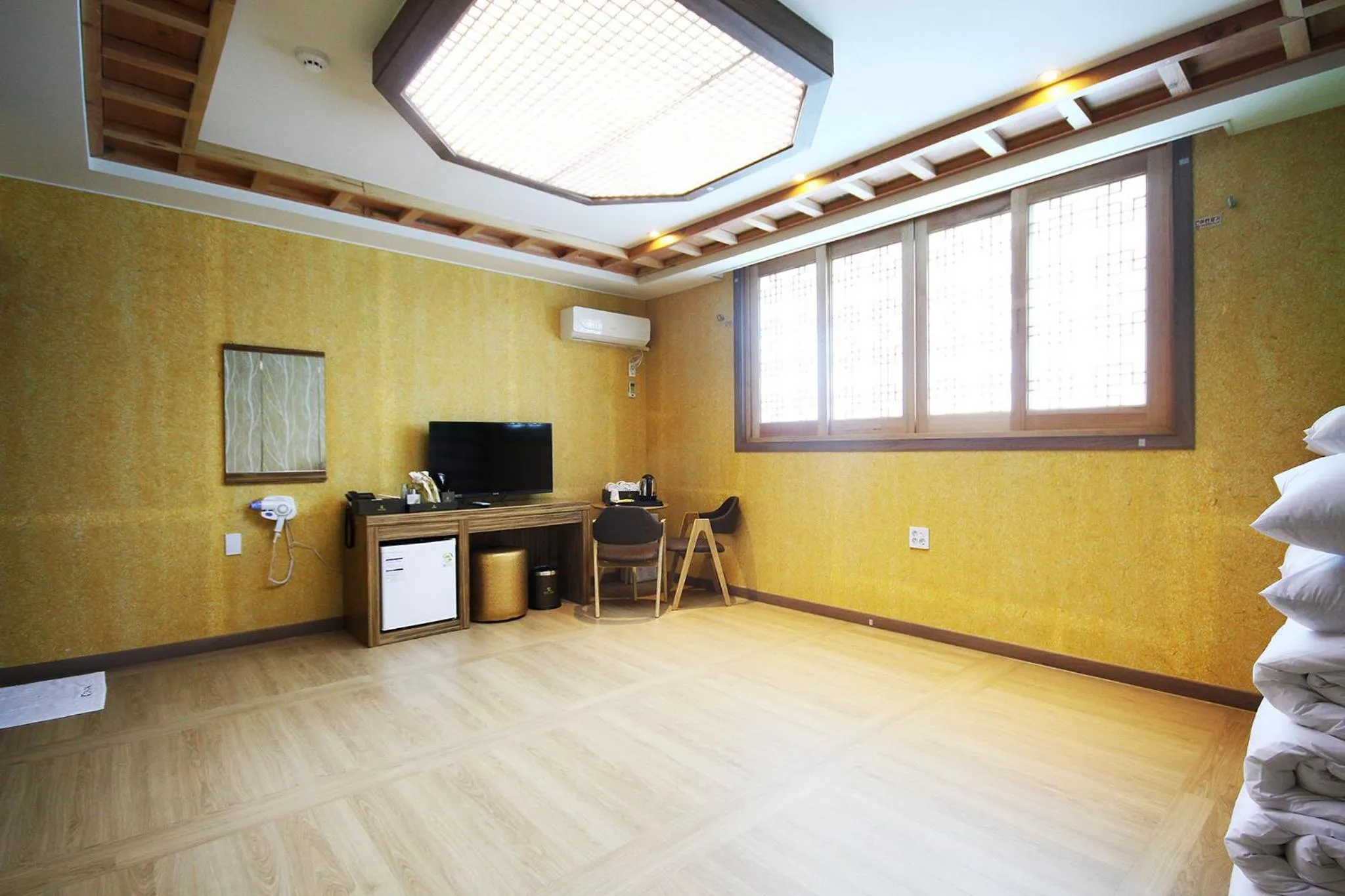 TV/Entertainment Center in Jeonju Hanok Hotel Kung