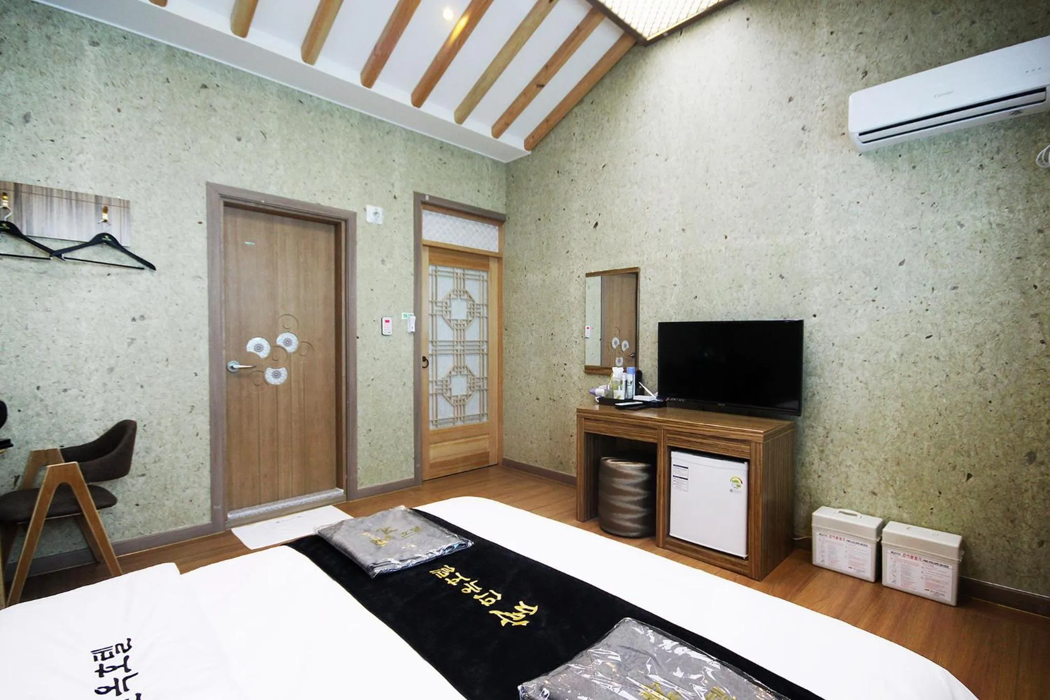 TV/Entertainment Center in Jeonju Hanok Hotel Kung