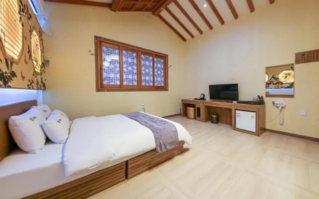 TV/Entertainment Center in Jeonju Hanok Hotel Kung