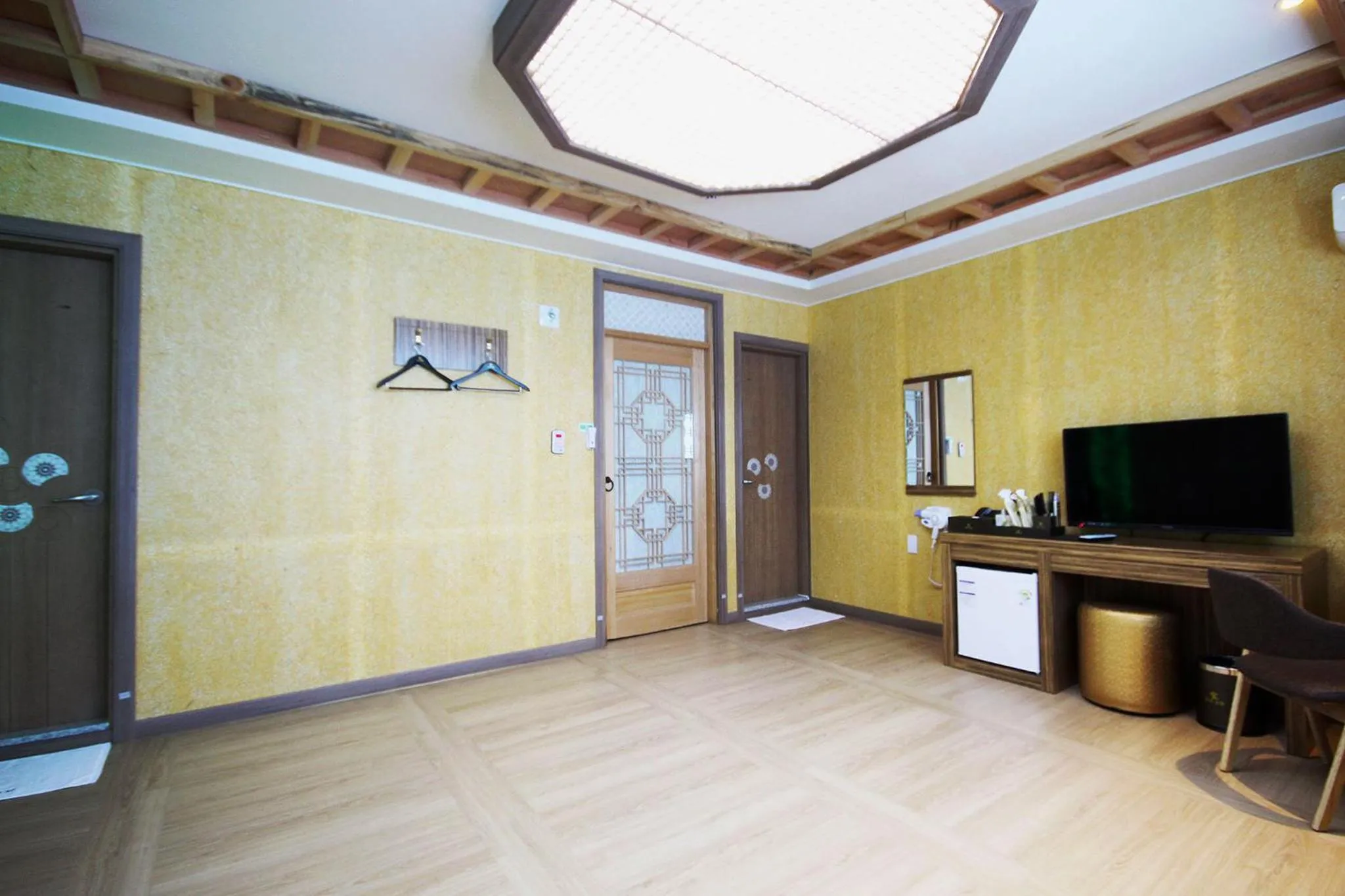 TV/Entertainment Center in Jeonju Hanok Hotel Kung