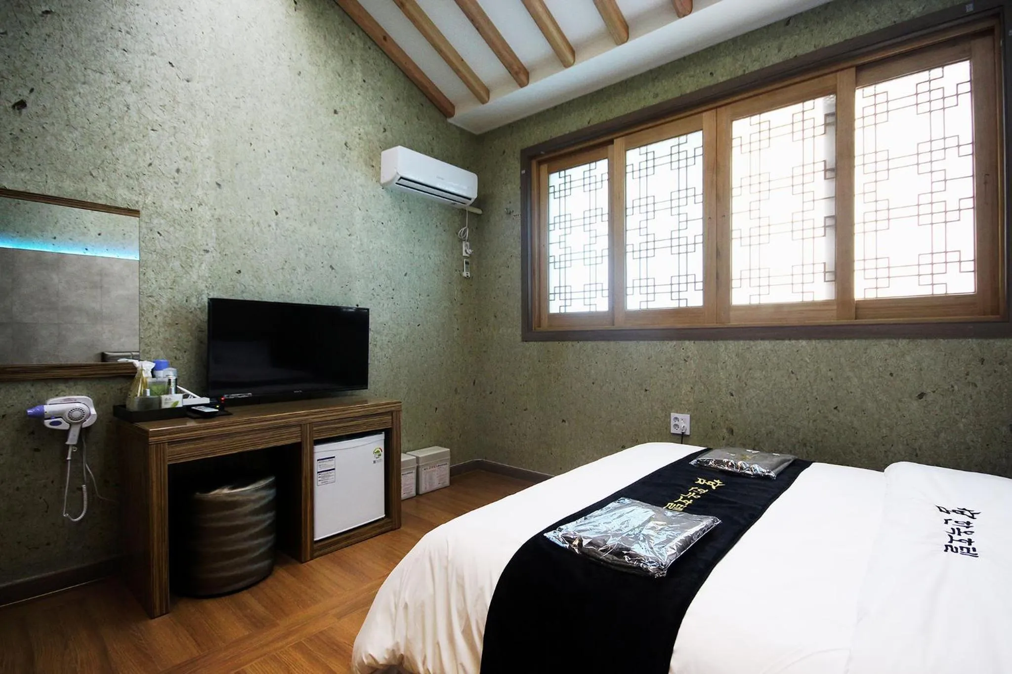 TV/Entertainment Center in Jeonju Hanok Hotel Kung
