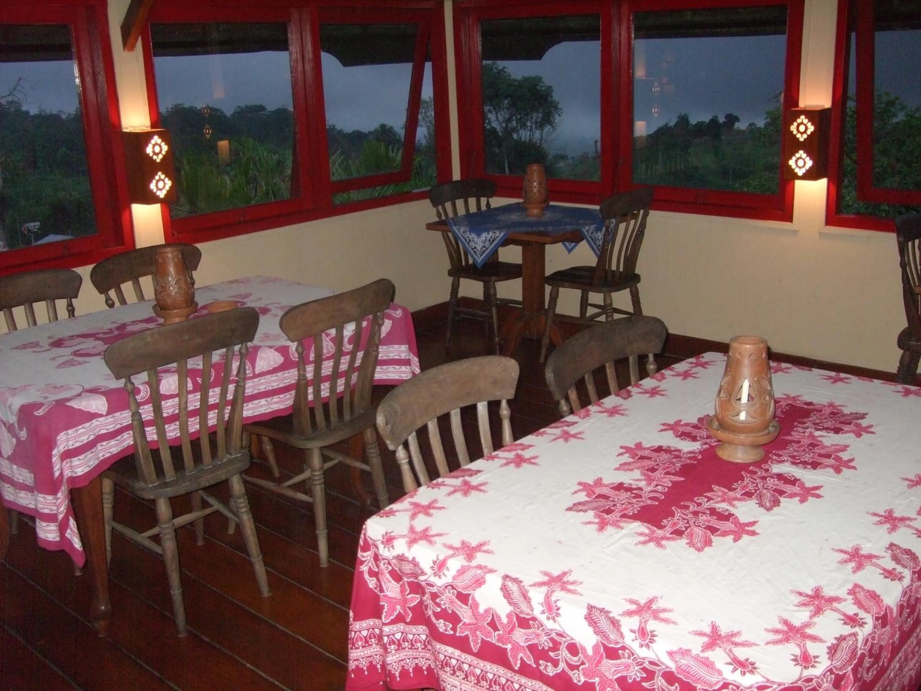 Restaurant/places to eat in Strawberry Hill Hotel & Restaurant