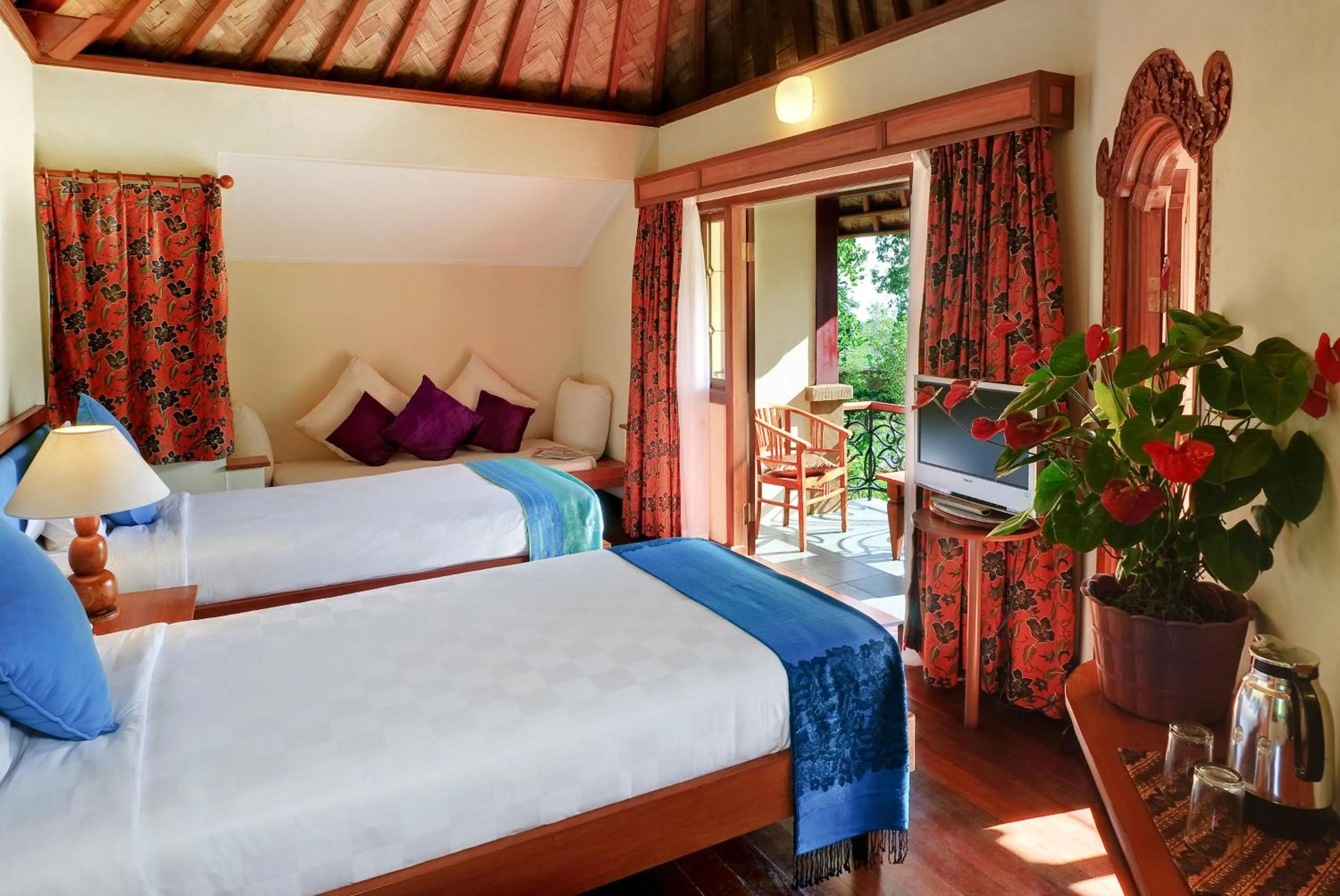 Photo of the whole room, Bed in Strawberry Hill Hotel & Restaurant