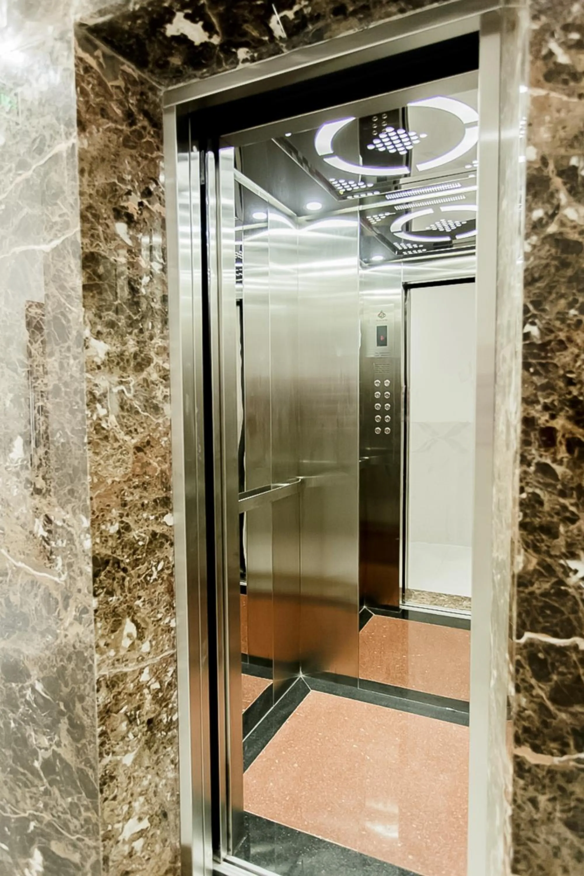 Communal lounge/ TV room in Phu Hong Hotel