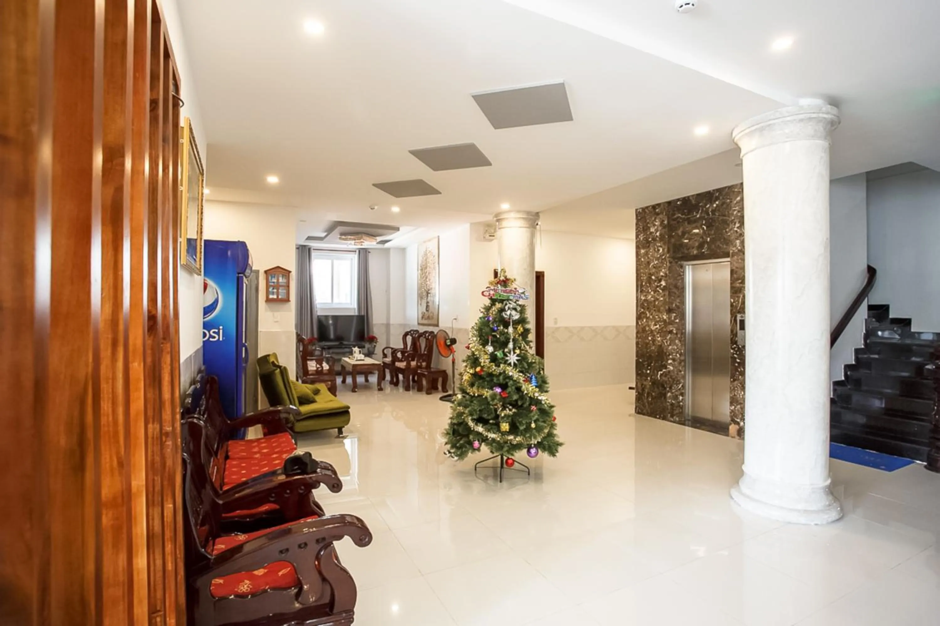 Communal lounge/ TV room in Phu Hong Hotel