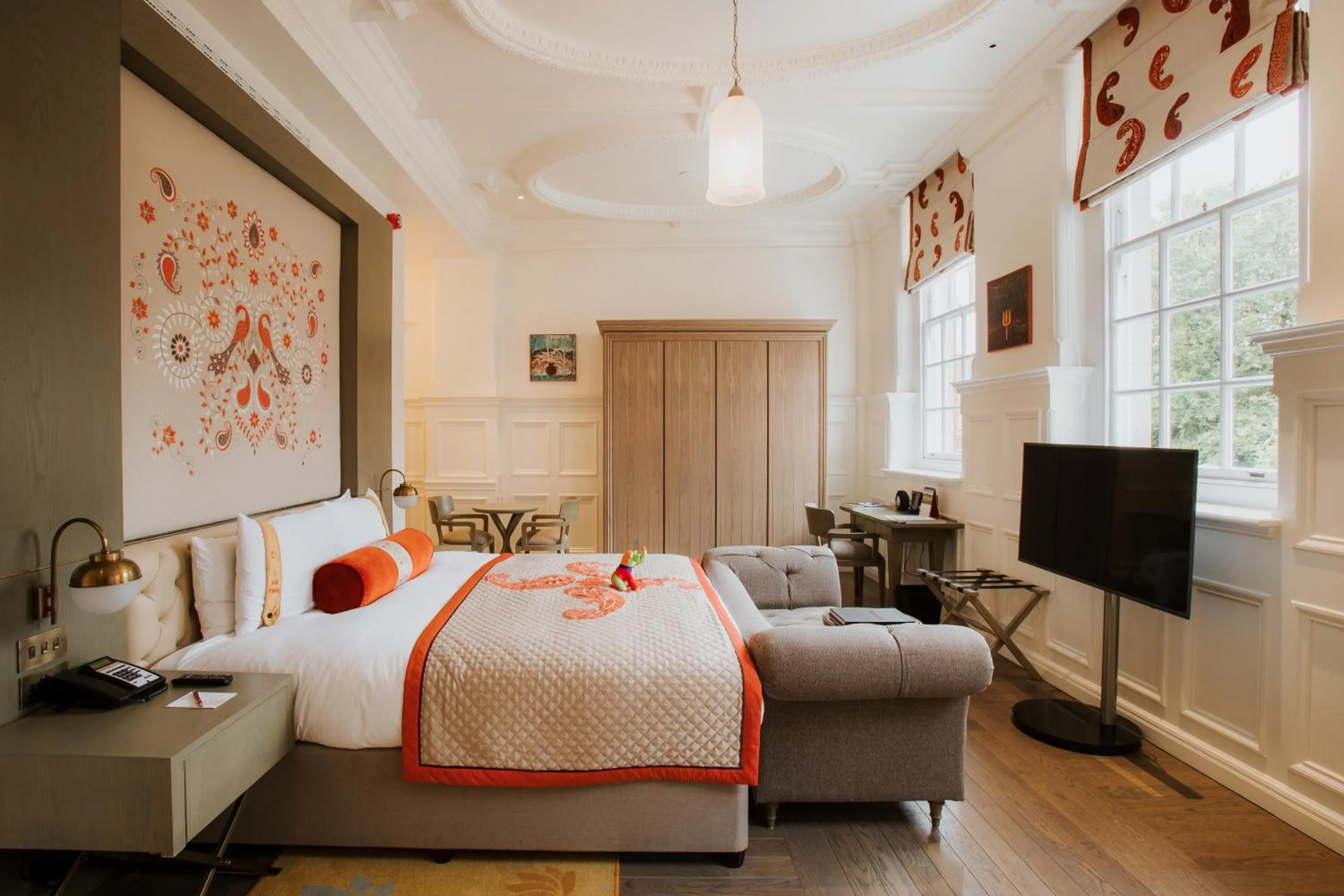 Photo of the whole room, Bed in The LaLit London