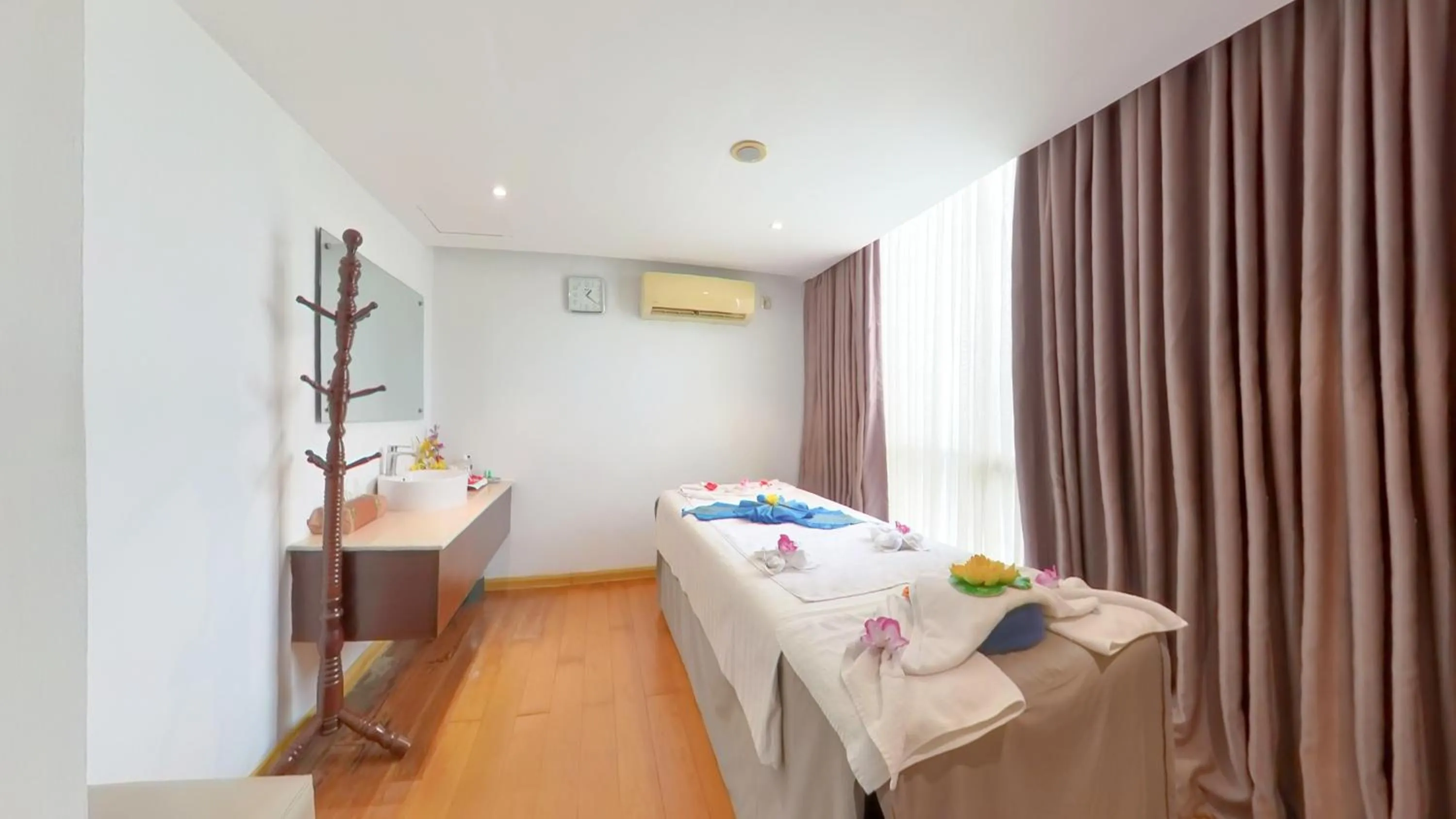 Massage, Bed in Hotel The Grandmark-Dhaka