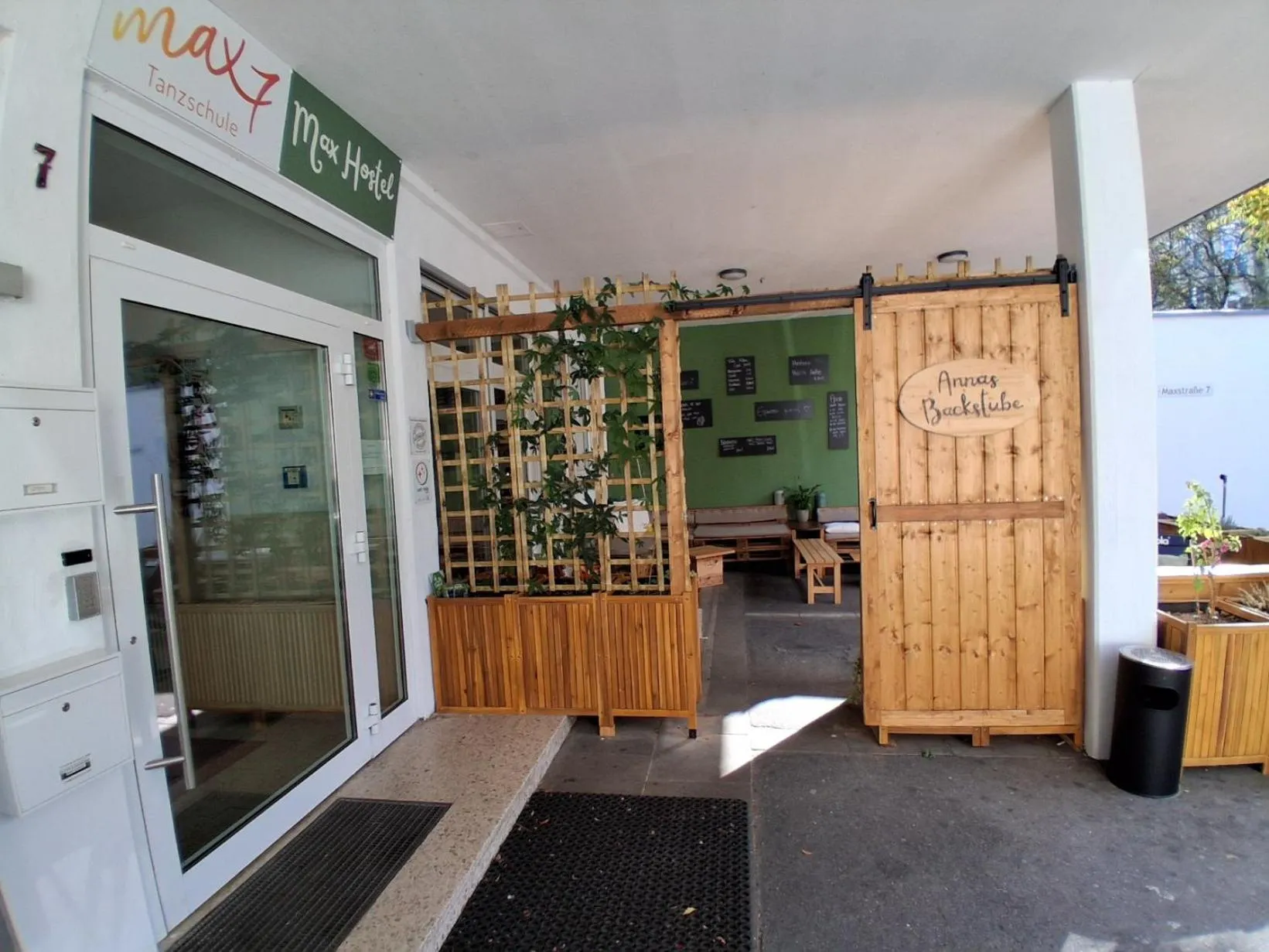 Facade/entrance in Max Hostel