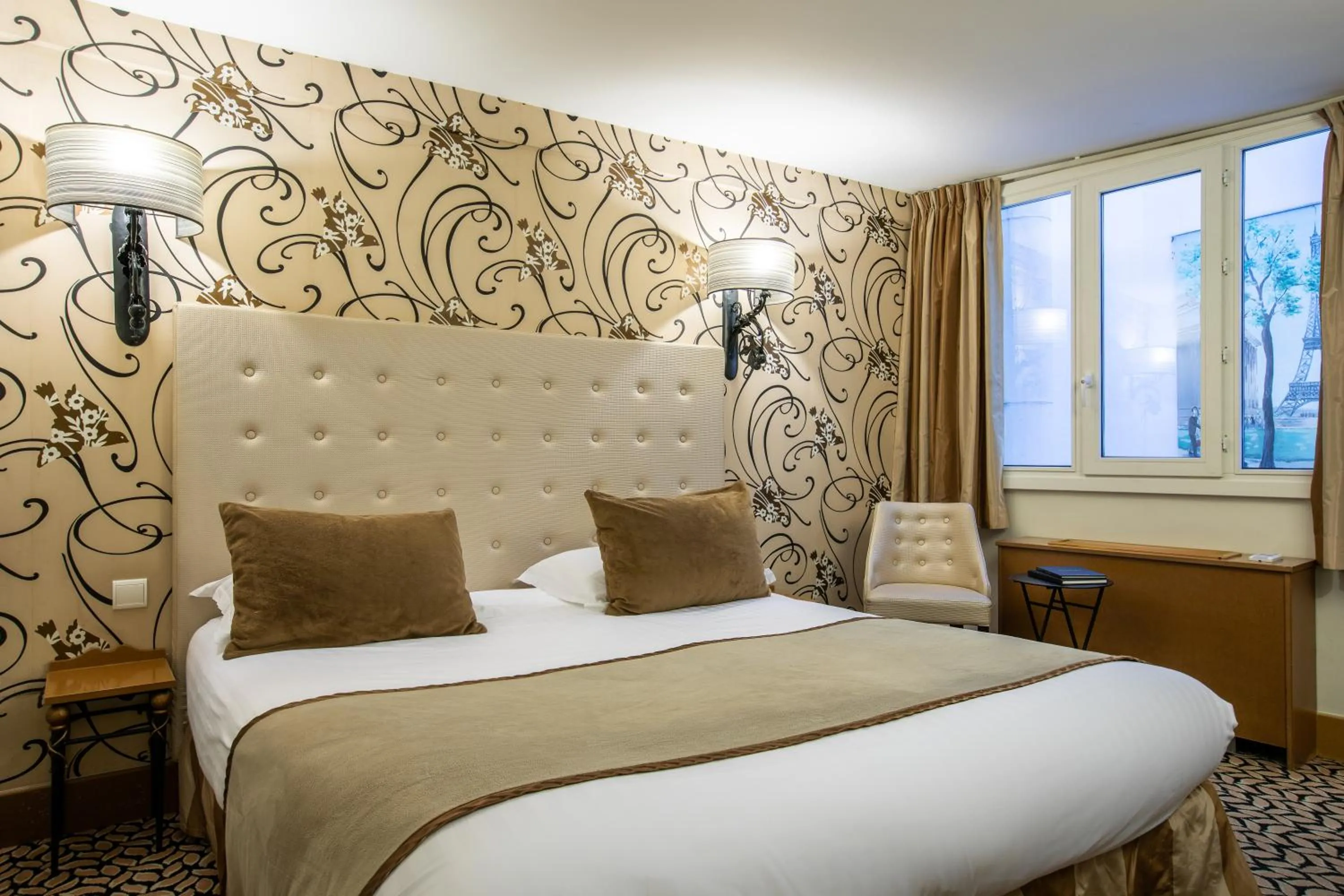 Photo of the whole room, Bed in Hôtel des Ducs D'Anjou