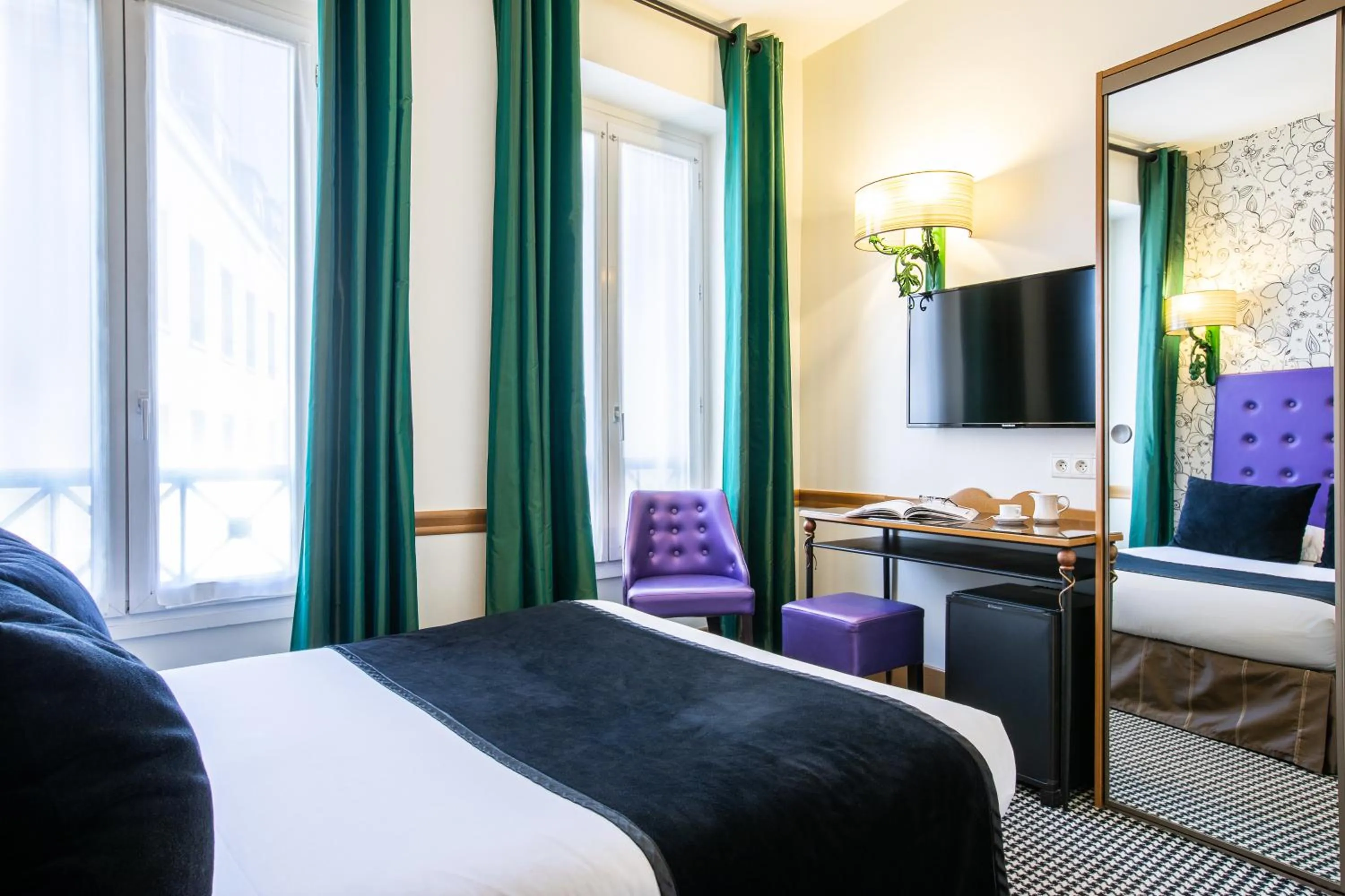 Photo of the whole room, Bed in Hôtel des Ducs D'Anjou