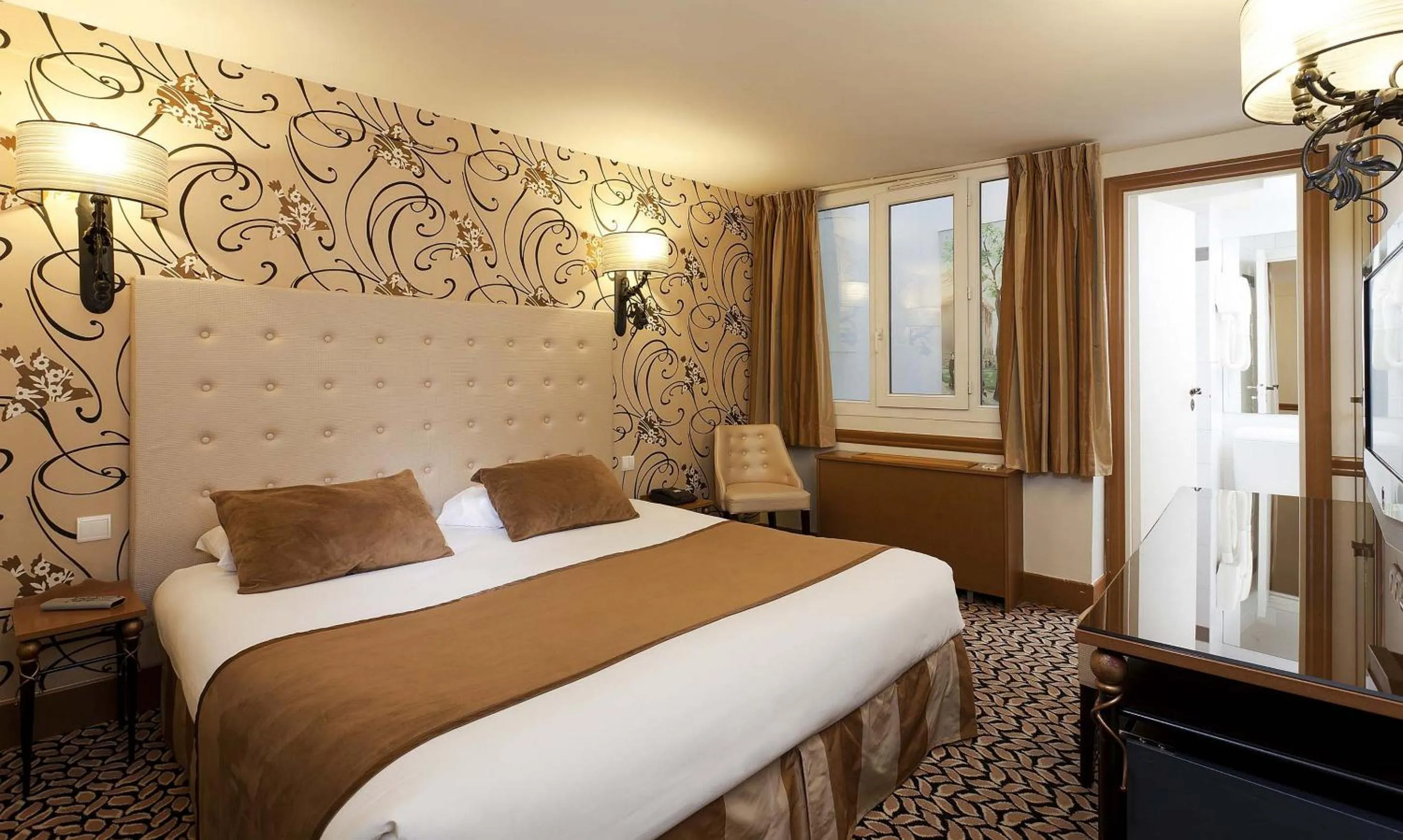 Photo of the whole room, Bed in Hôtel des Ducs D'Anjou