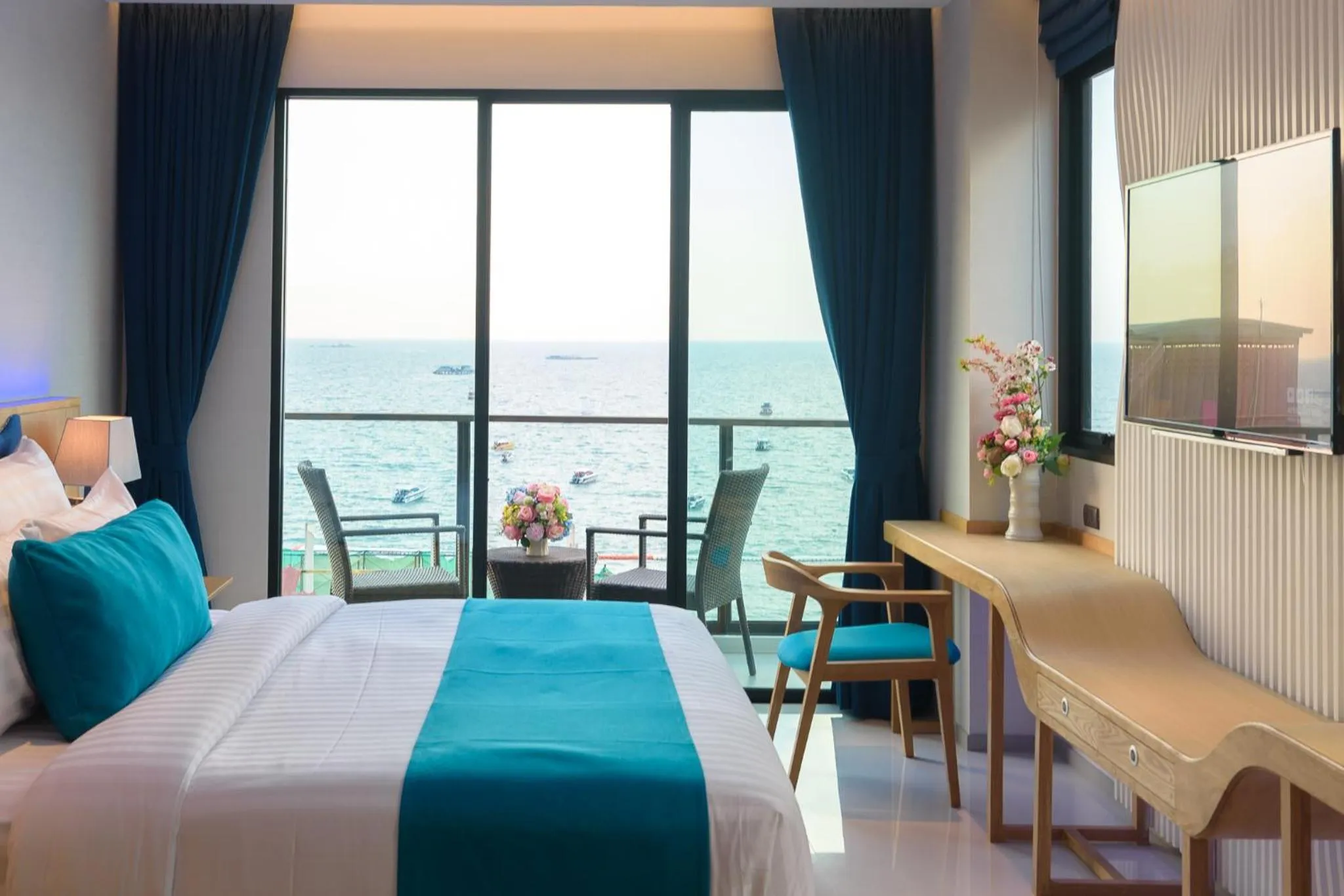 Bathroom, Bed in Deep Blue Z10