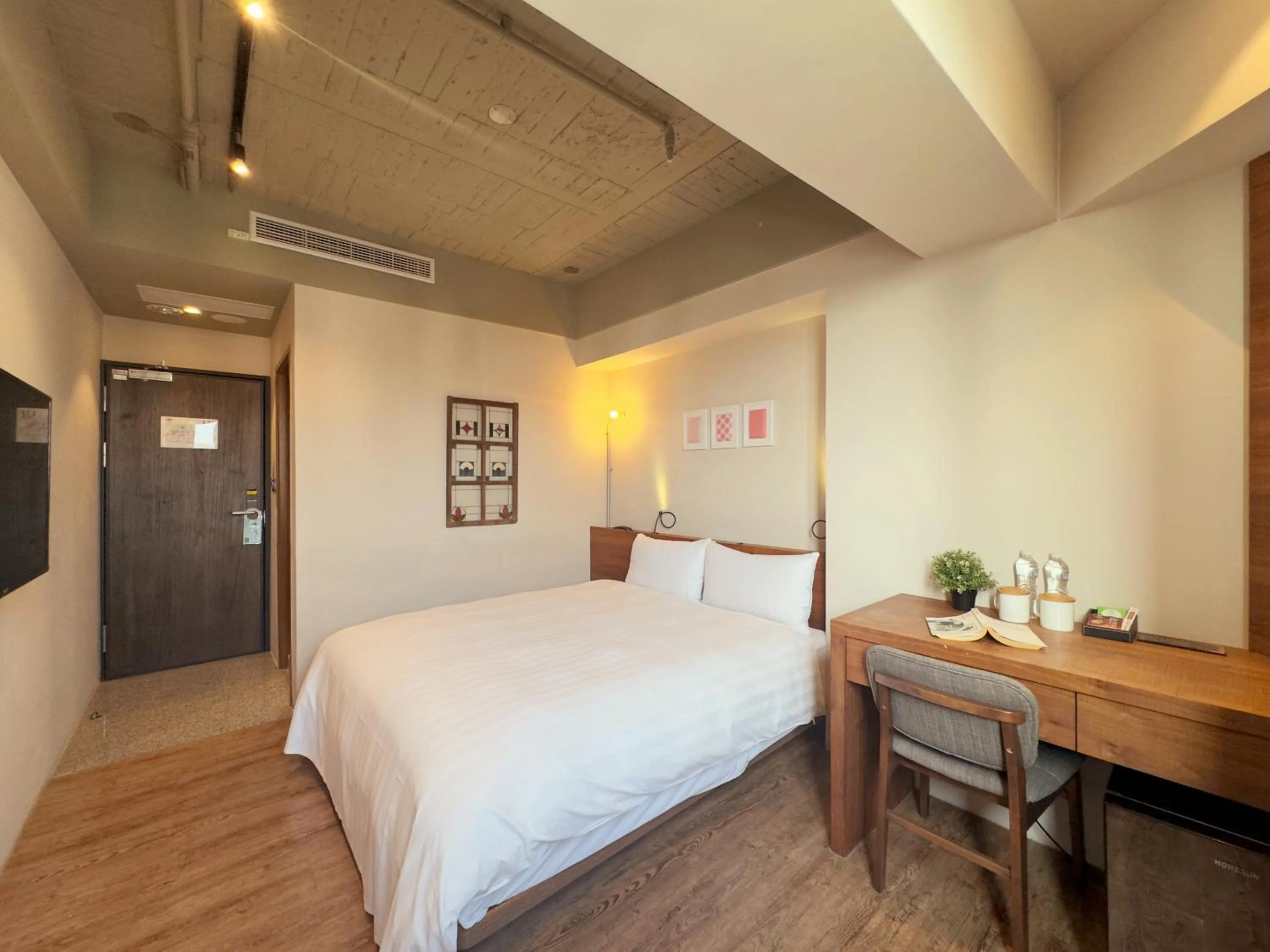 Photo of the whole room, Bed in Roaders Hotel Tainan ChengDa
