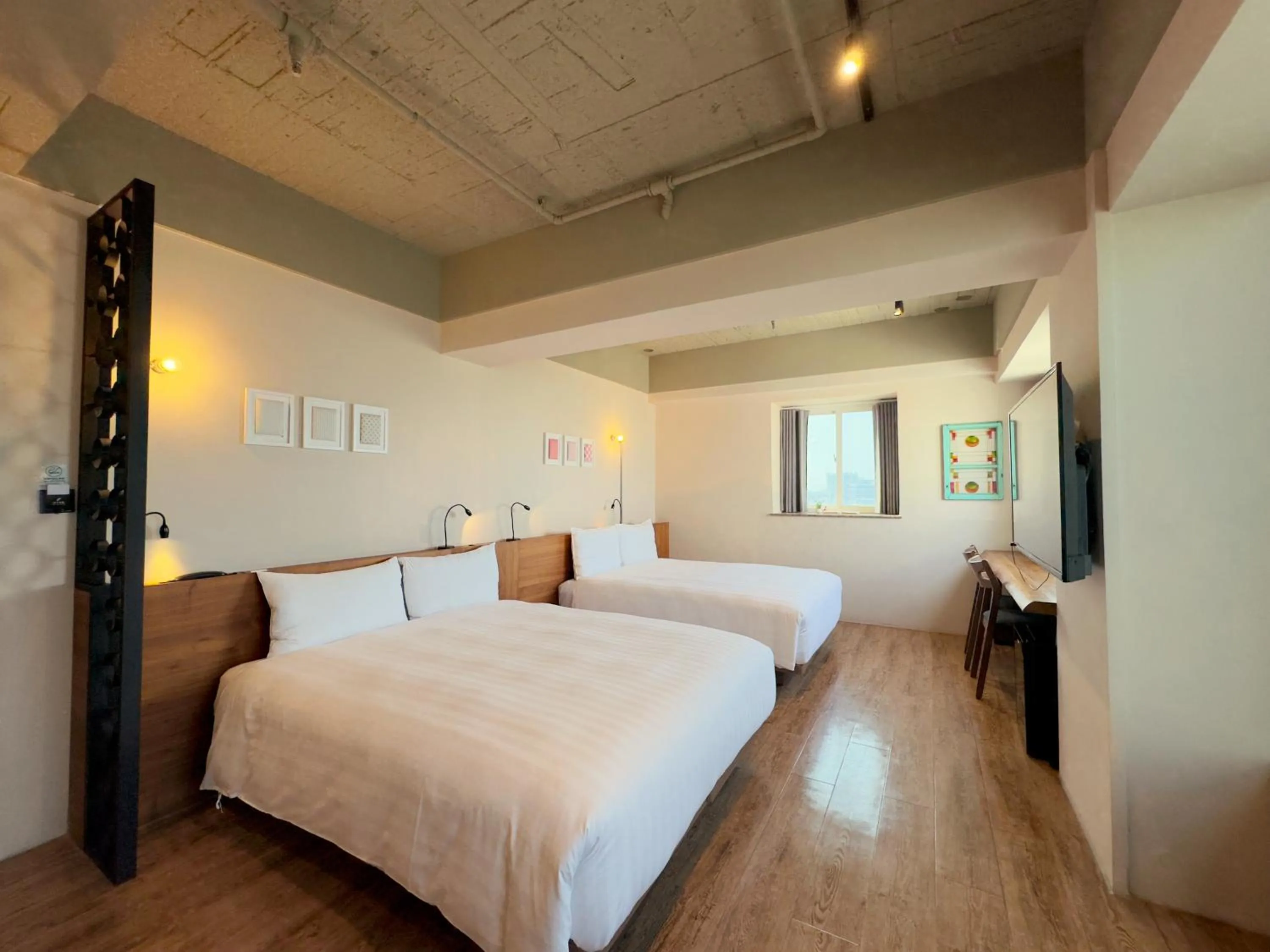 Photo of the whole room, Bed in Roaders Hotel Tainan ChengDa