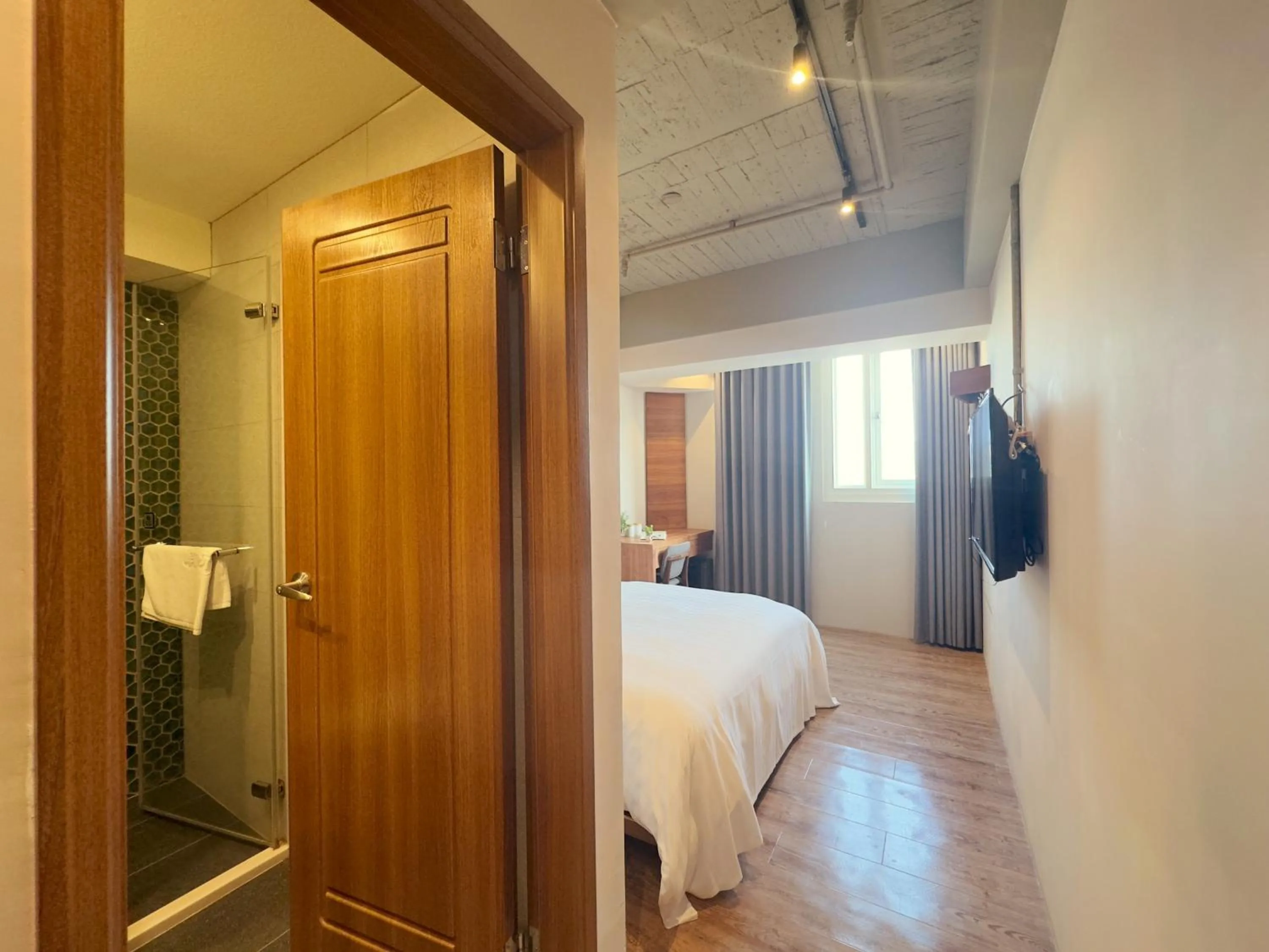 Bathroom, Bed in Roaders Hotel Tainan ChengDa