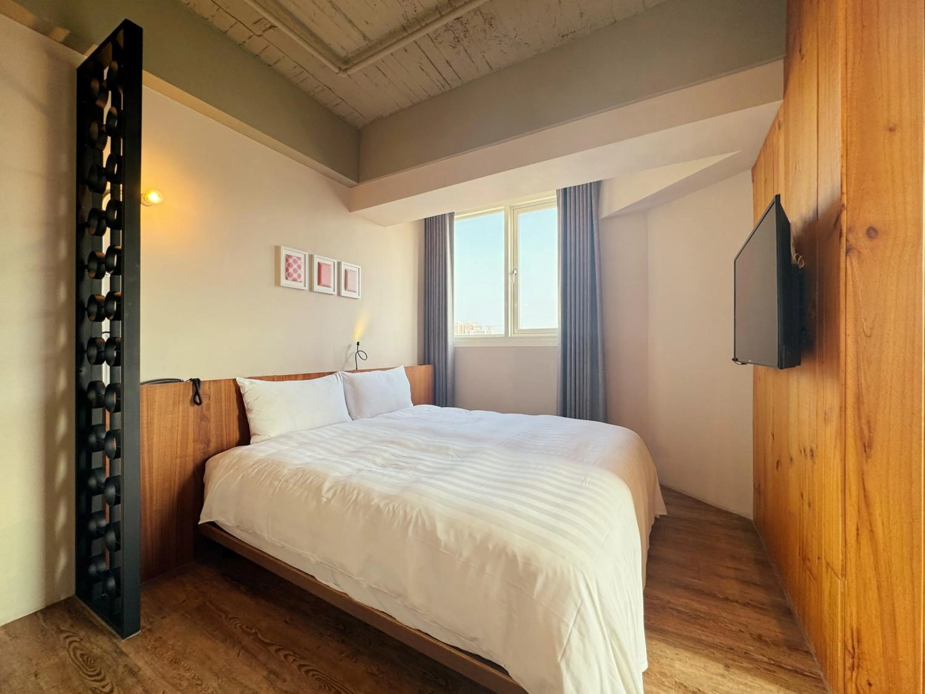 Photo of the whole room, Bed in Roaders Hotel Tainan ChengDa