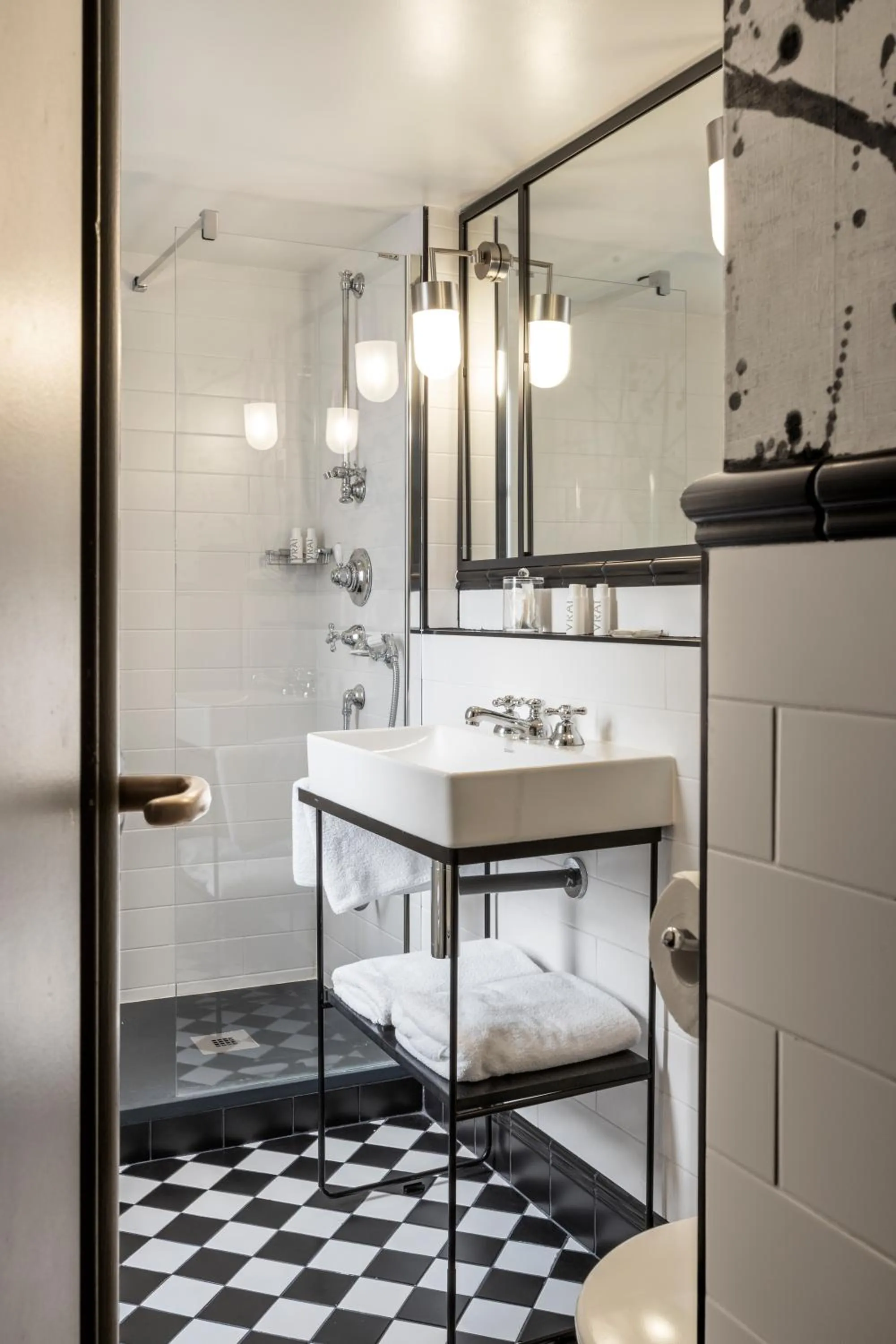 Shower in Hôtel Thérèse