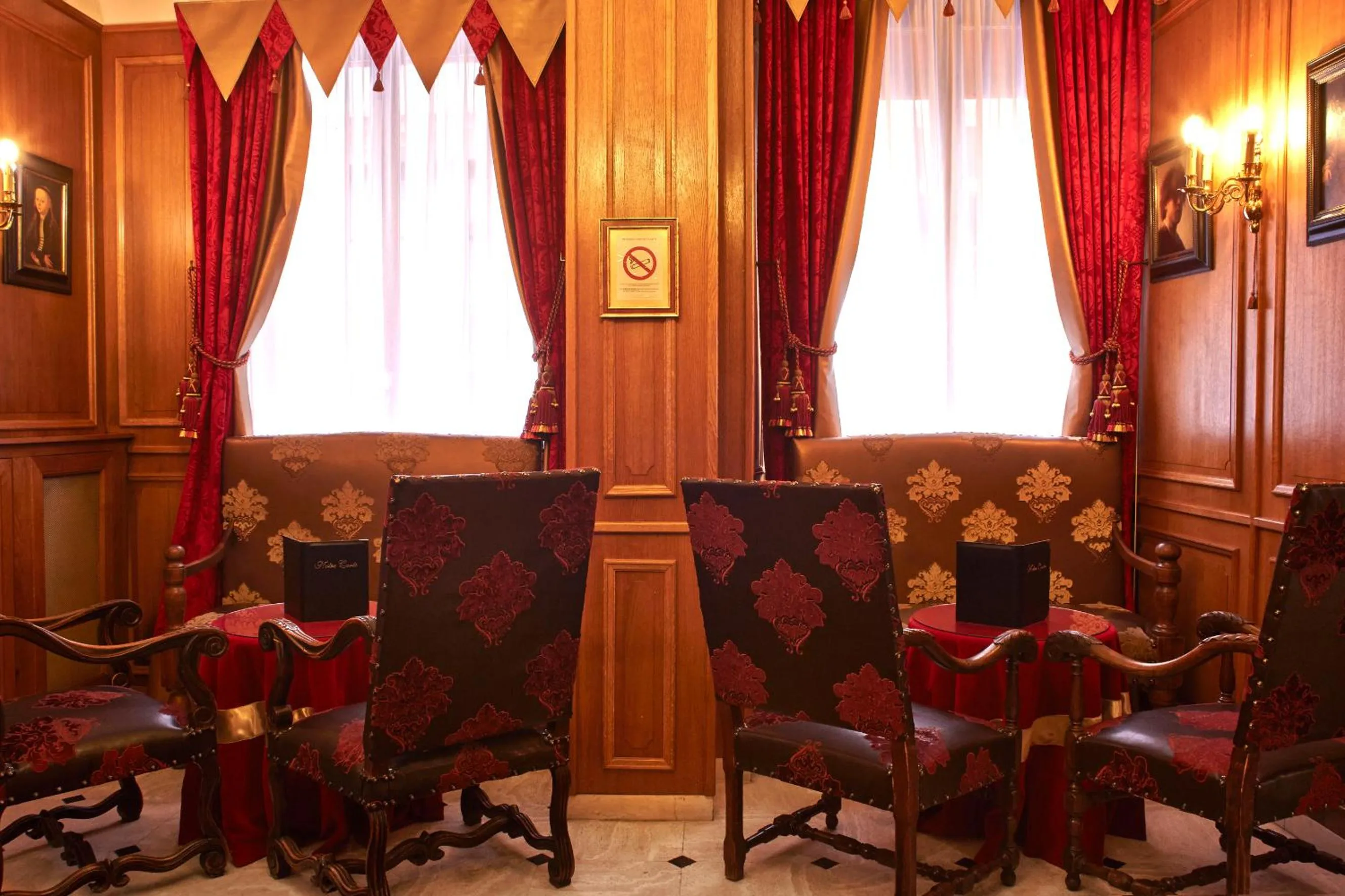 Lounge or bar in Grand Hôtel Dechampaigne