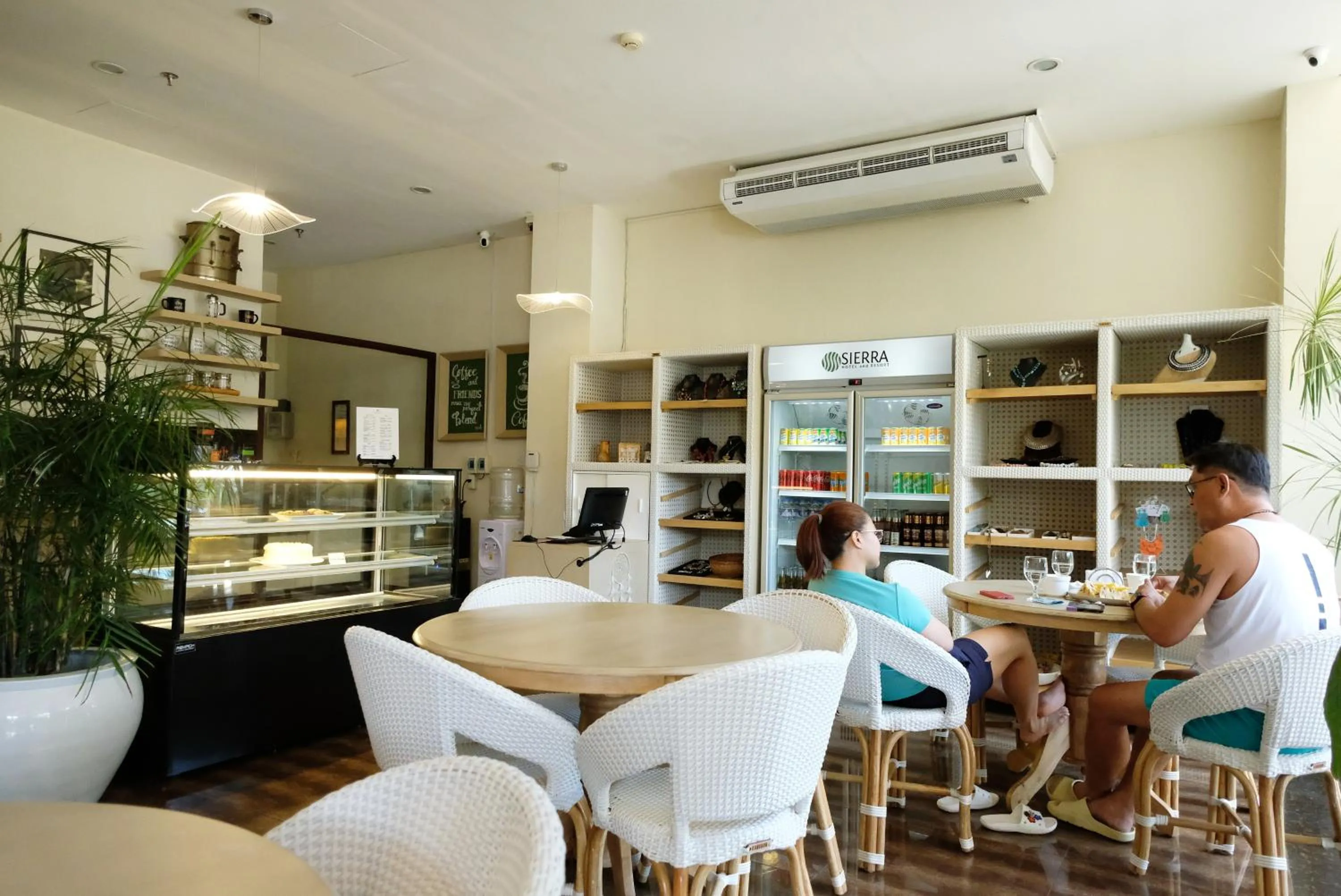 Restaurant/places to eat in Sierra Hotel