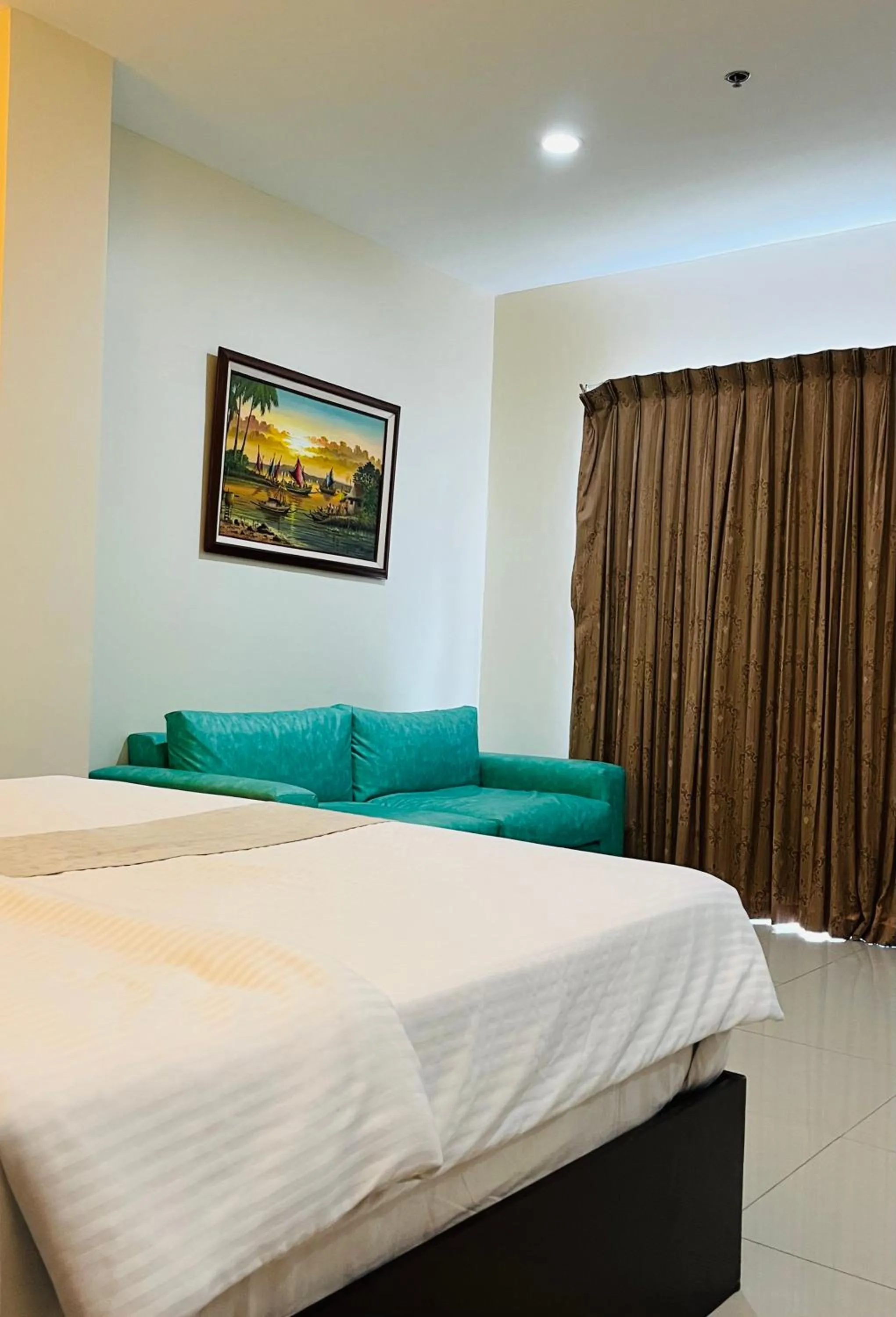 Seating area, Bed in Sierra Hotel