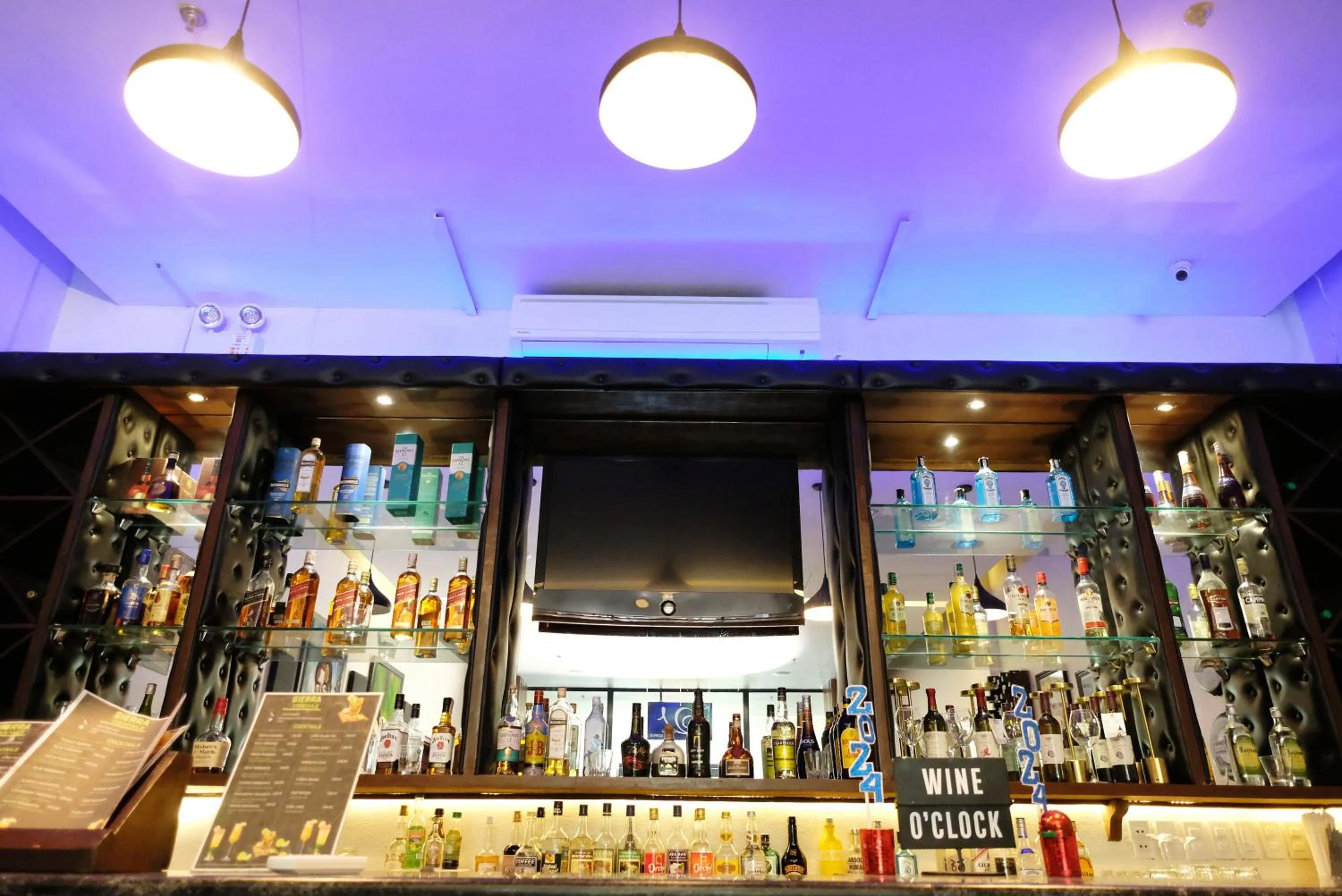 Lounge or bar in Sierra Hotel