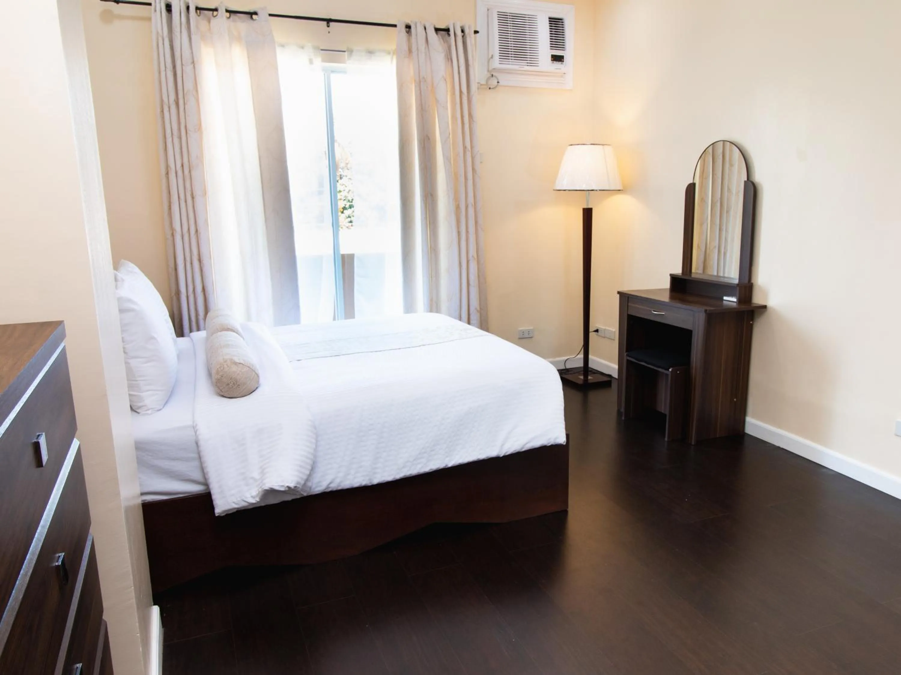 Bedroom, Bed in Sierra Hotel