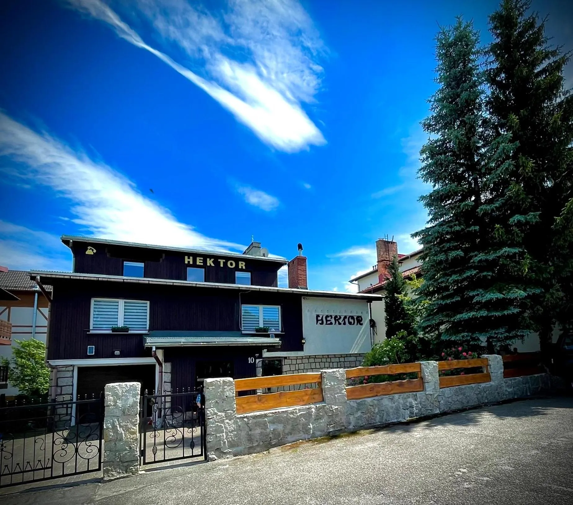 Property building in Willa Hektor