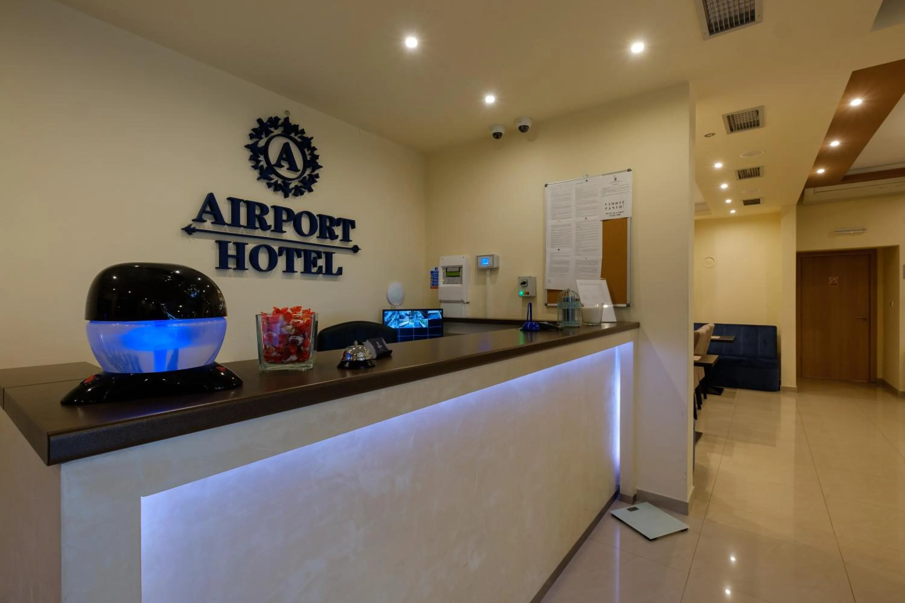 Lobby or reception in Airport Hotel Garni