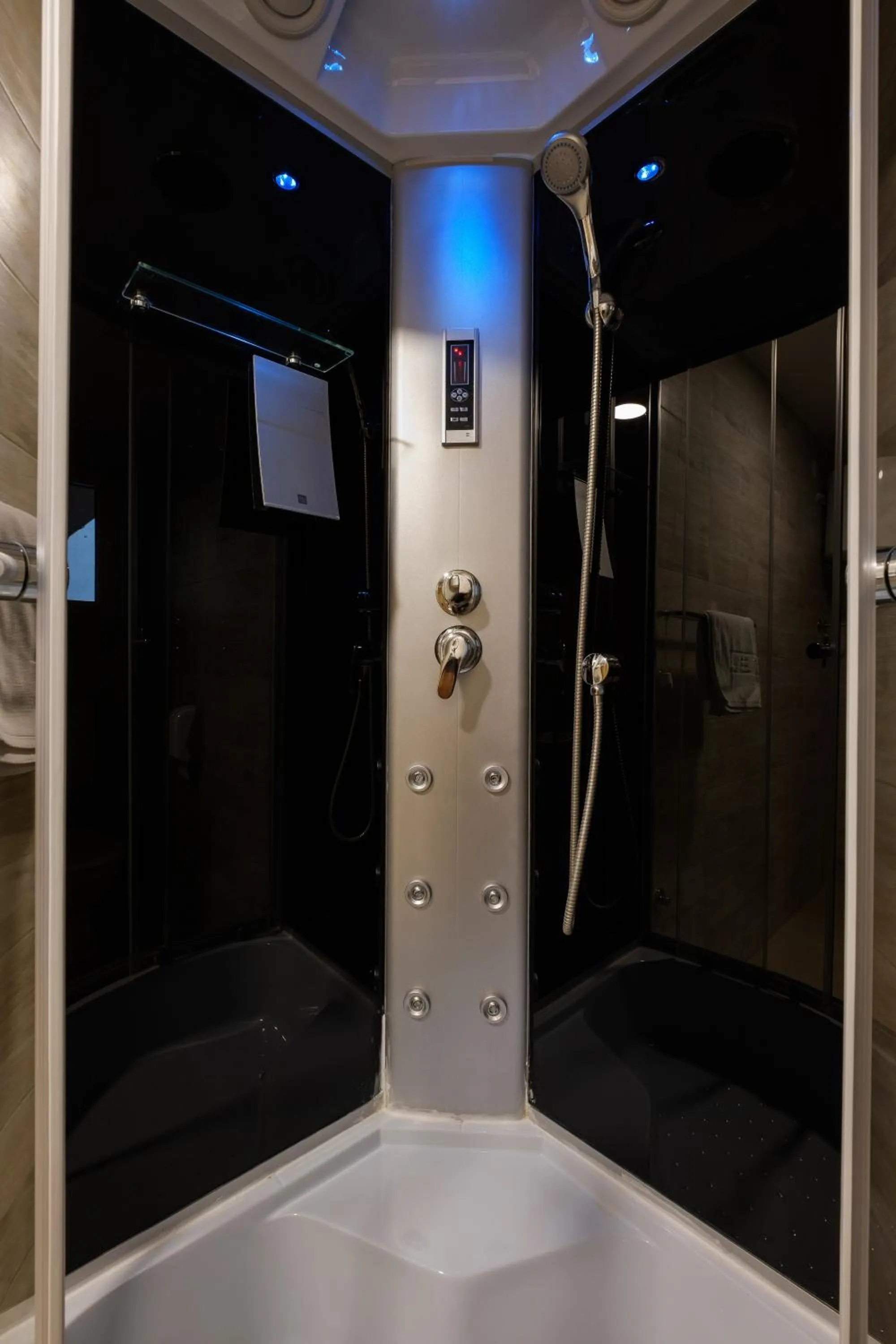 Shower in Airport Hotel Garni