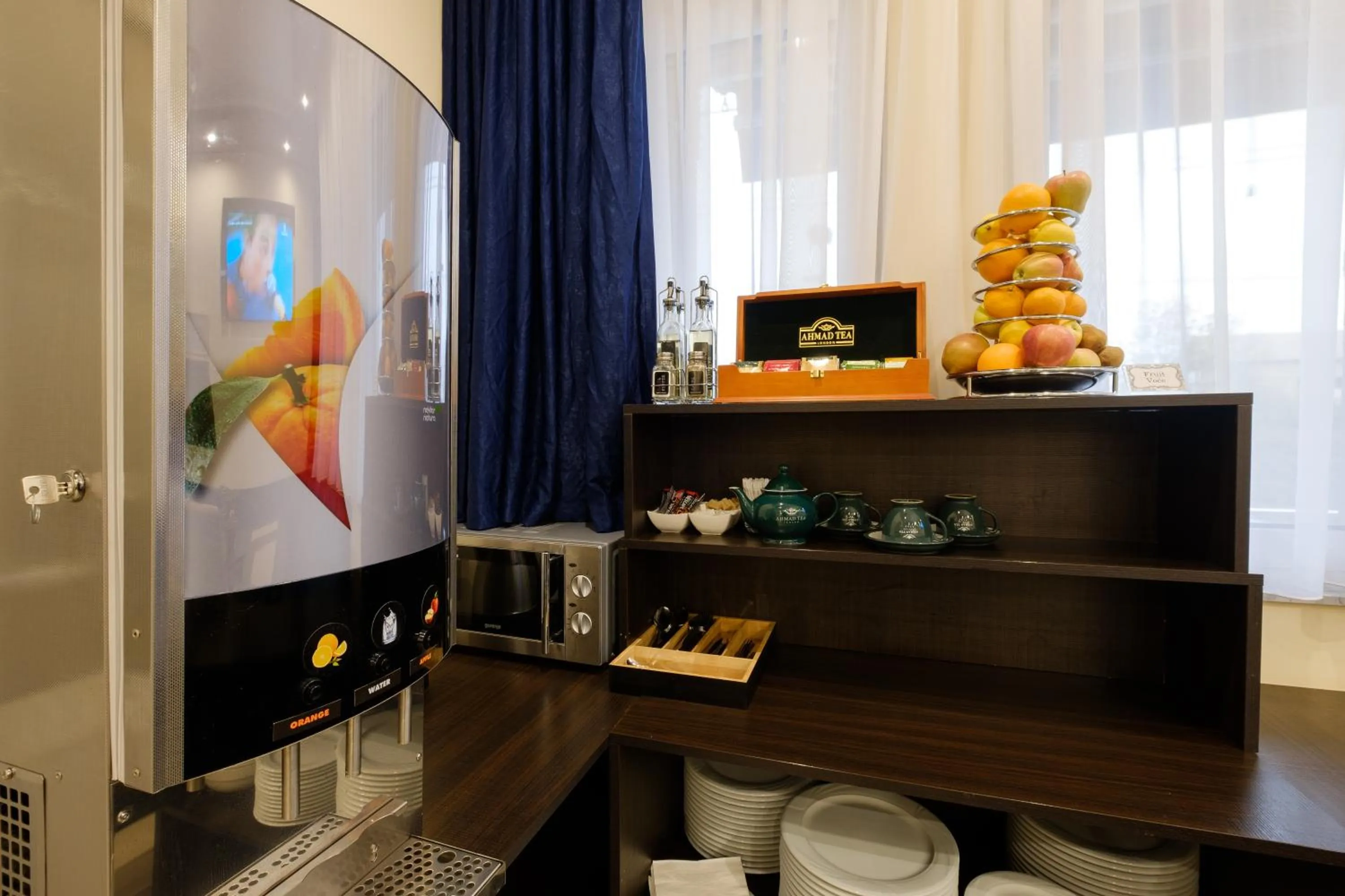 Restaurant/places to eat in Airport Hotel Garni