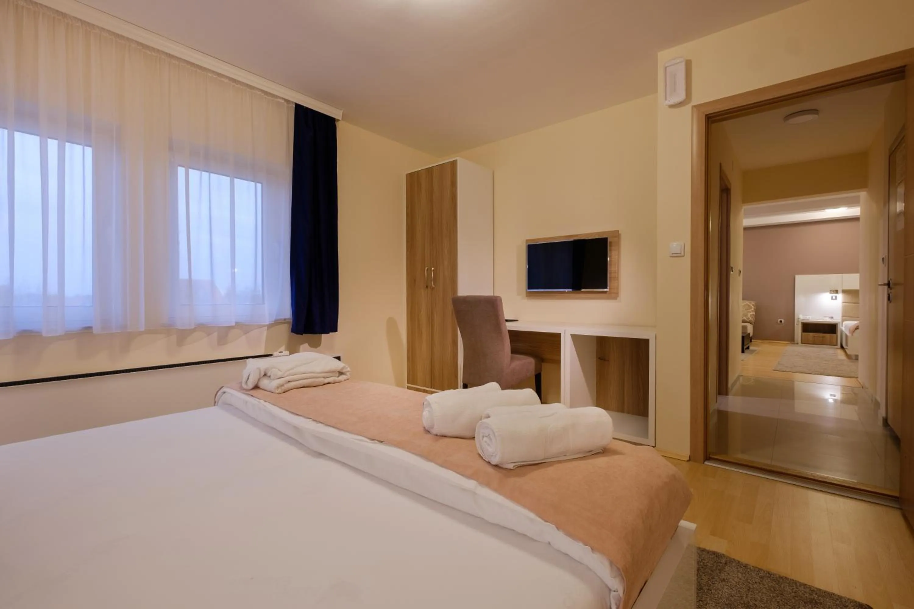 Bedroom, Bed in Airport Hotel Garni