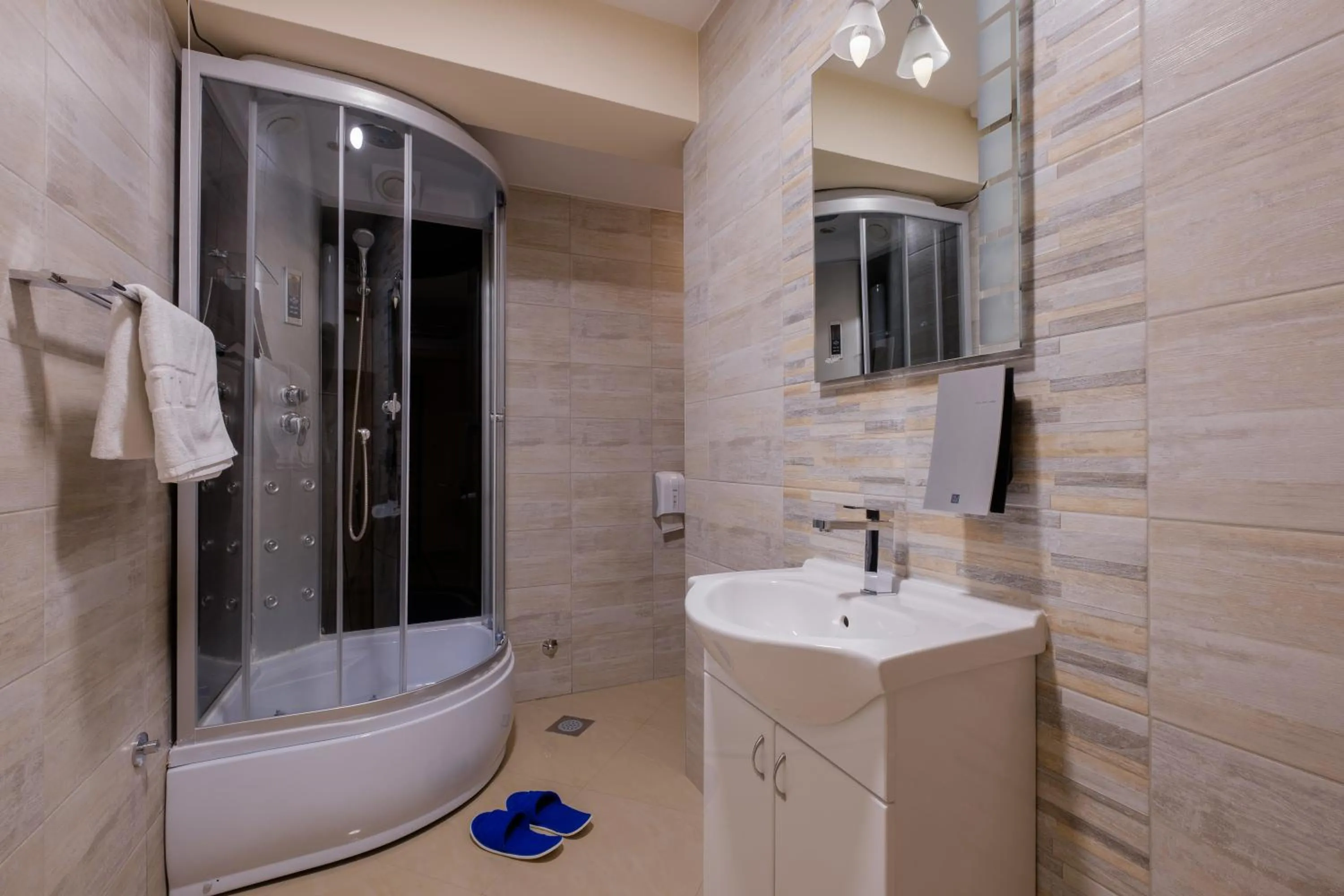 Bathroom in Airport Hotel Garni