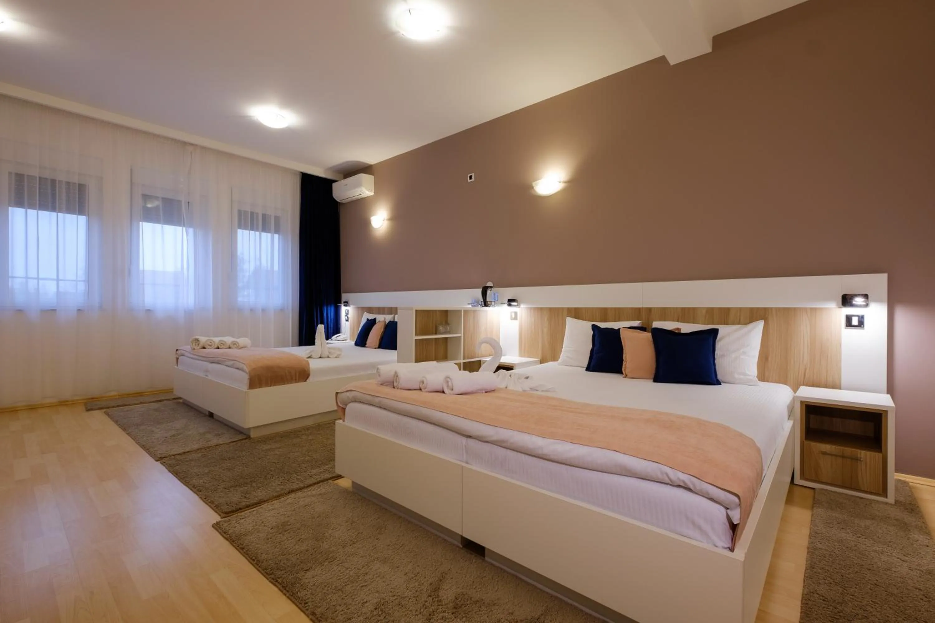 Bed in Airport Hotel Garni
