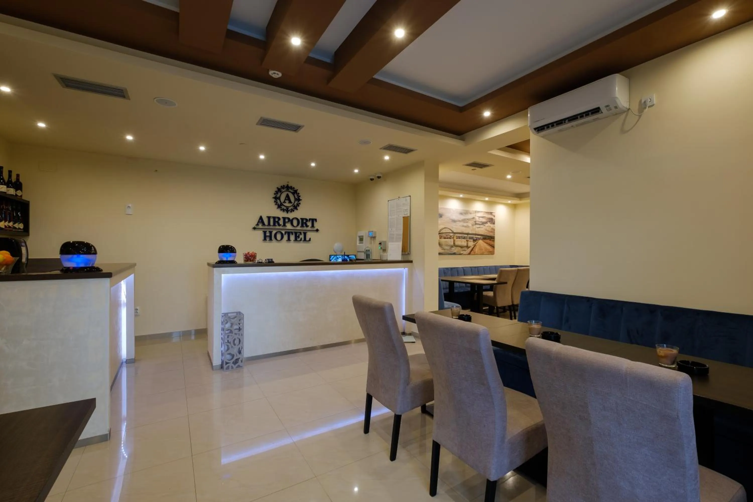 Lobby or reception in Airport Hotel Garni
